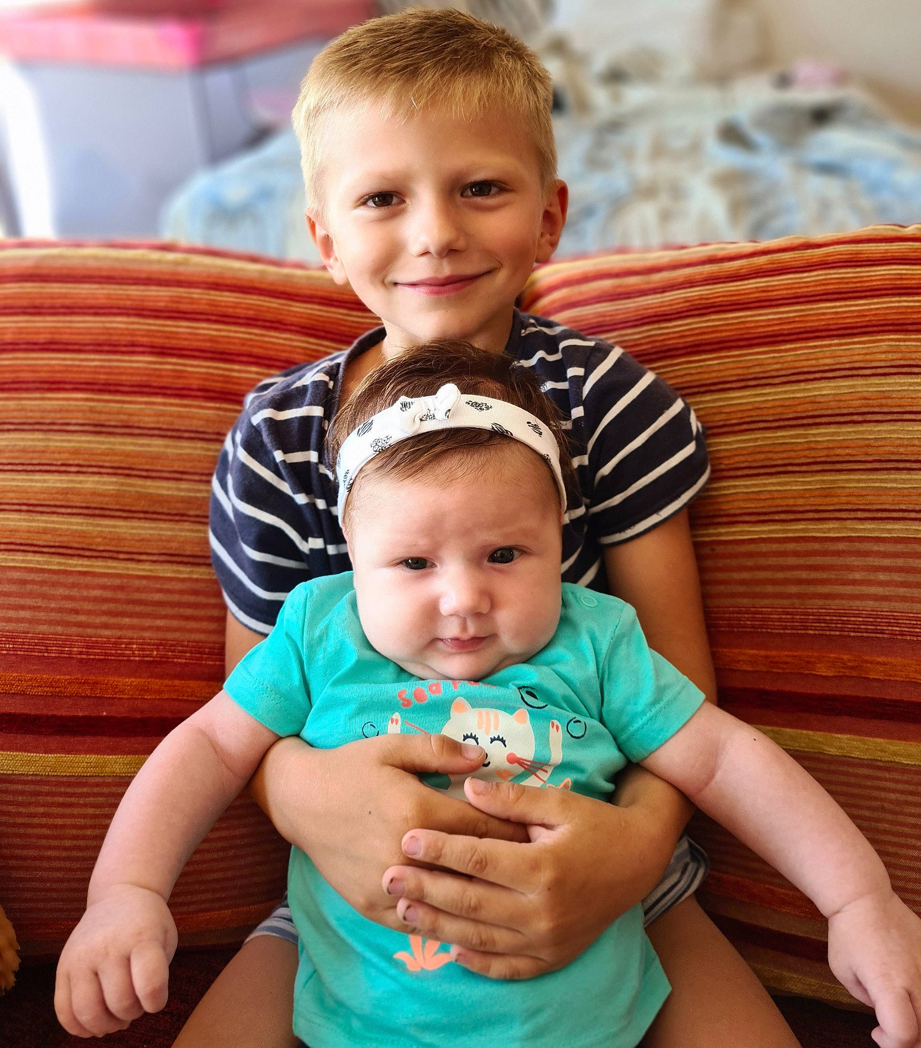 Wylan participe au concours pour gagner de l'argent avec cette photo : arm, cheek, chin, clothing, eye, face, facial_expression, green, hair, hairstyle, hand, human, joint, joy, leg, organ, person, photograph, product, shoulder