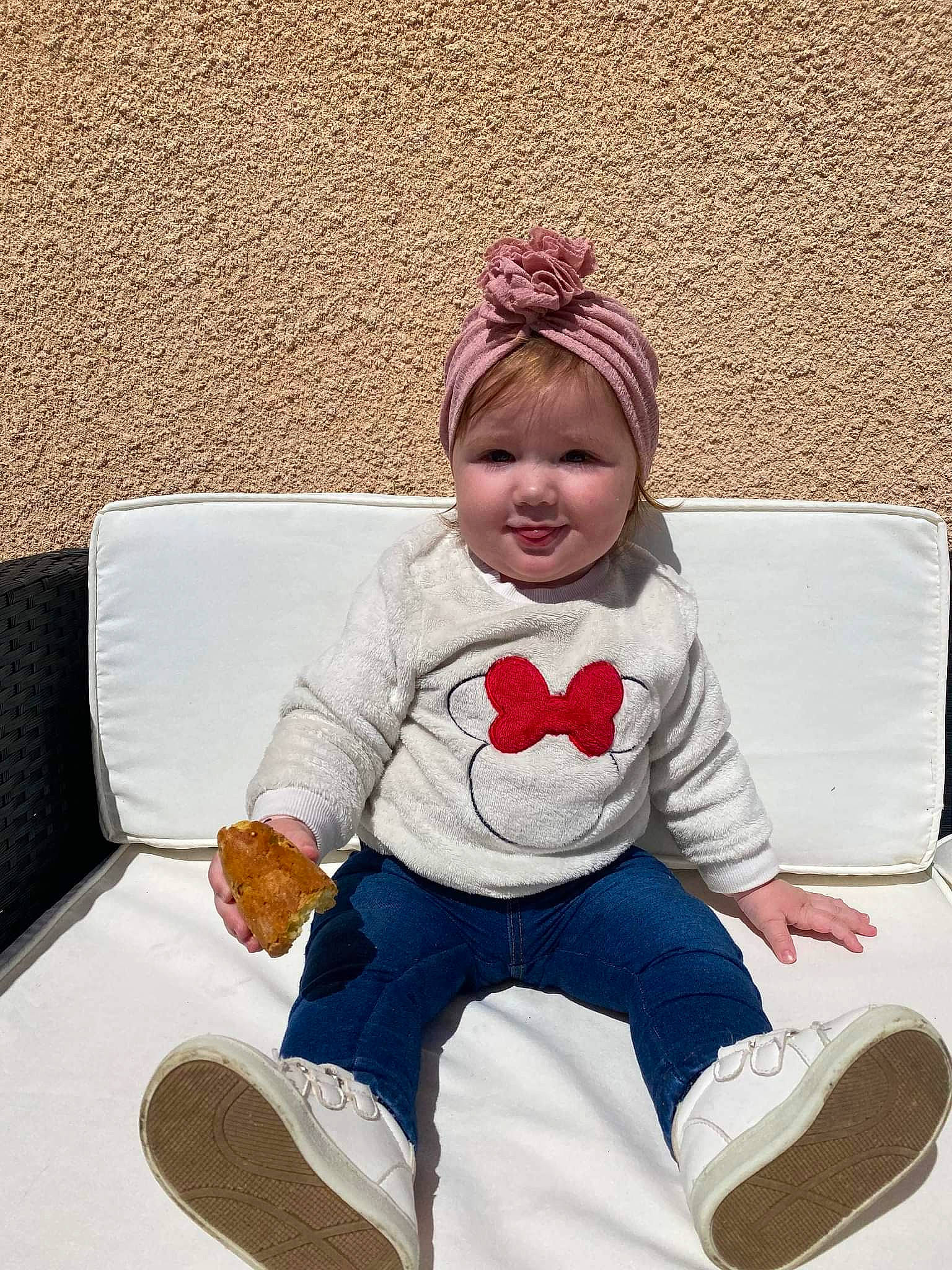 Maïwenn a rejoint le concours — aidez-le/la à gagner de superbes lots ! baby, baby_toddler_clothing, child, comfort, couch, fun, happy, headwear, human_leg, joy, knee, leisure, linens, pattern, person, room, sitting, sleeve, smile, sock