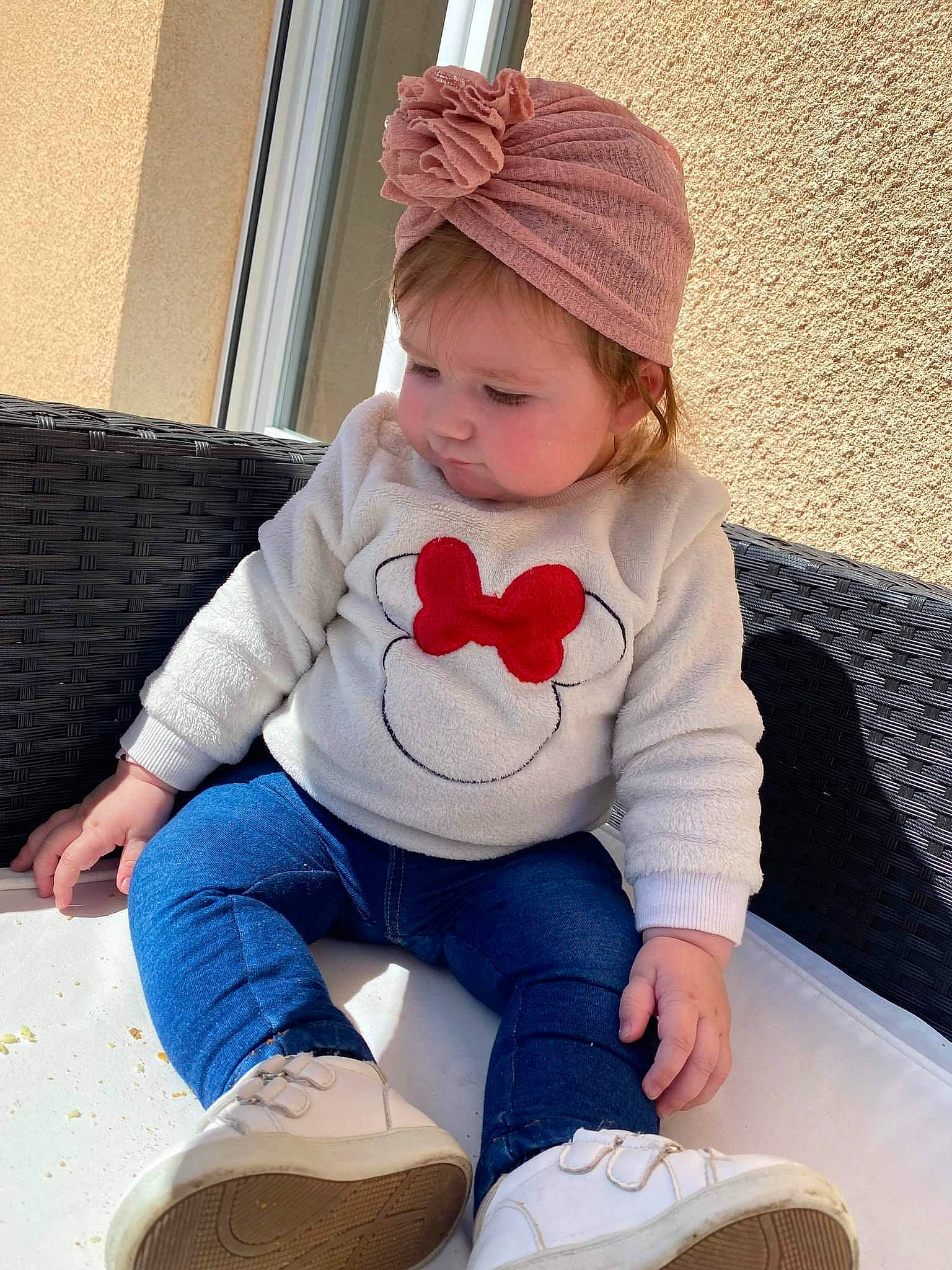 Maïwenn a rejoint le concours — aidez-le/la à gagner de superbes lots ! baby_toddler_clothing, cap, cool, foot, head, joint, knee, neck, pattern, person, shoe, shoulder, skin, sleeve, sock, standing, t_shirt, textile, thigh, toddler