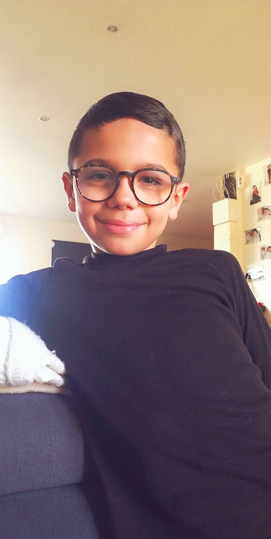 Kylian a rejoint le concours — aidez-le/la à gagner de superbes lots ! cheek, eyewear, fashion_design, flash_photography, forehead, fun, glasses, happy, jaw, joy, neck, person, personal_protective_equipment, room, selfie, shelf, sleeve, smile, t_shirt, vision_care