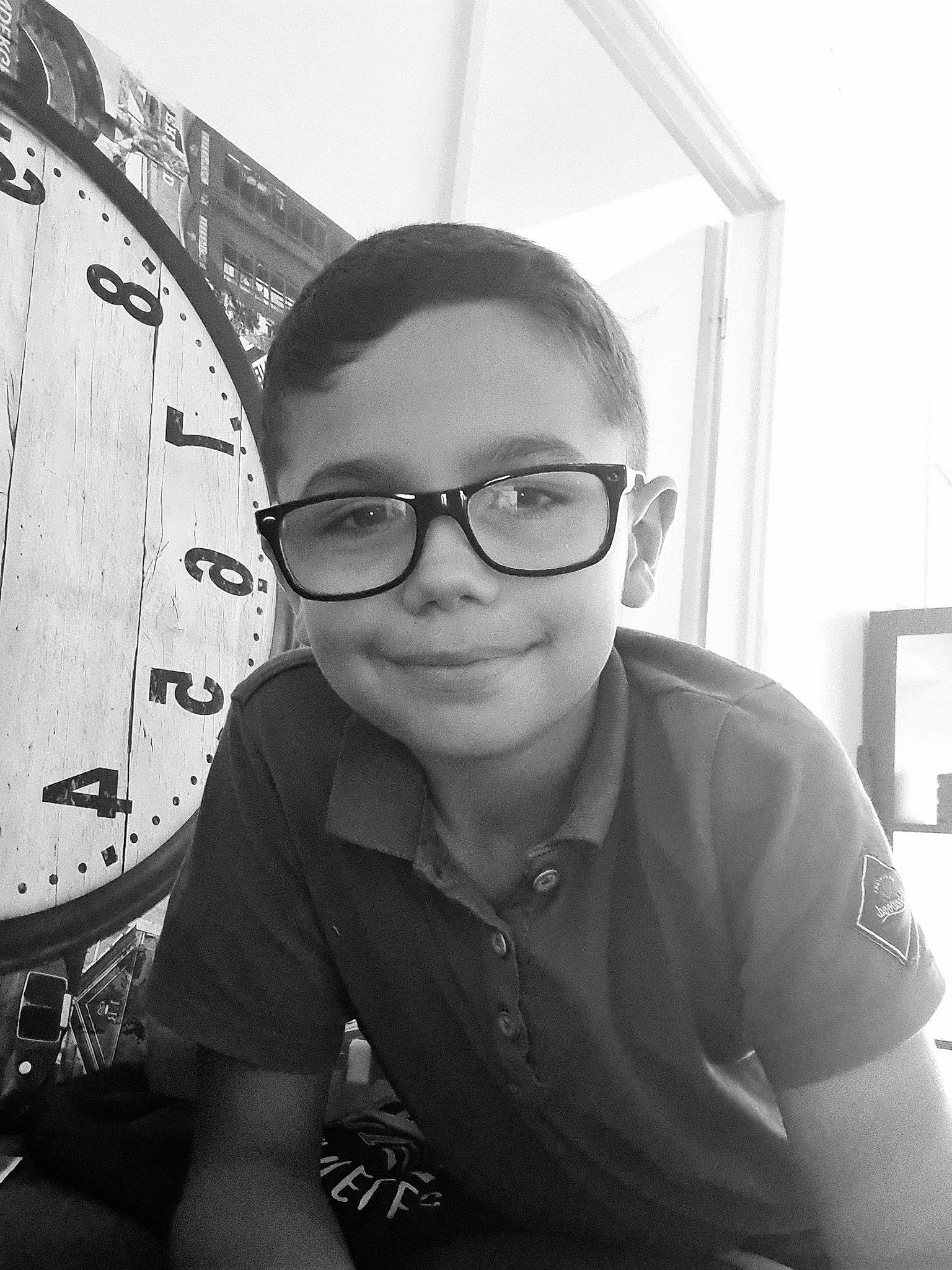 Kylian participe au concours pour gagner de l'argent avec cette photo : automotive_tire, black_and_white, cool, eye, eyebrow, eyewear, flash_photography, forehead, fun, glass, glasses, happy, iris, joy, monochrome, monochrome_photography, person, smile, standing, style