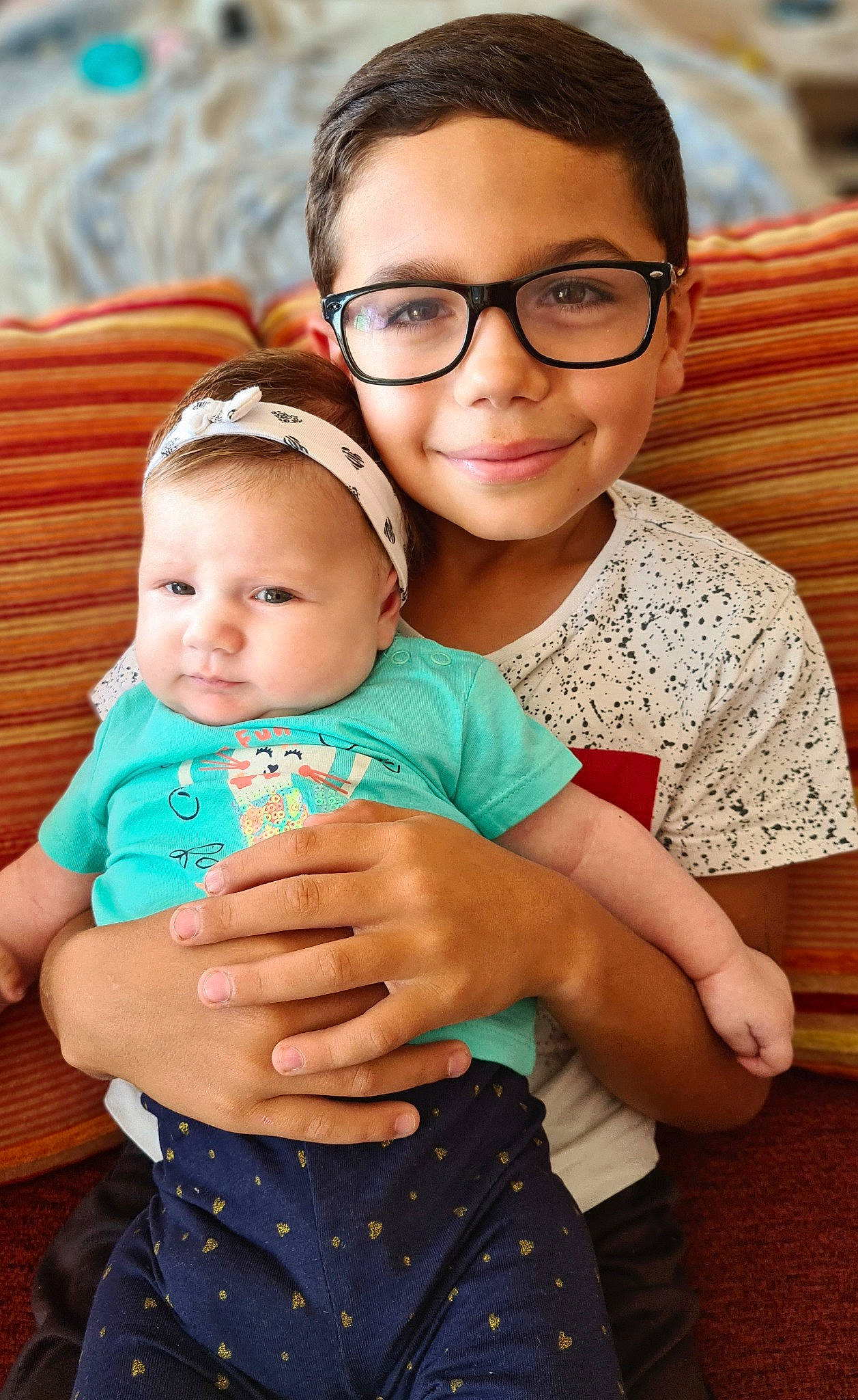 Kylian a rejoint le concours — aidez-le/la à gagner de superbes lots ! arm, cheek, eye, eyewear, face, facial_expression, gesture, hair, hairstyle, happy, head, human, human_body, joy, mammal, organ, person, photograph, skin, smile