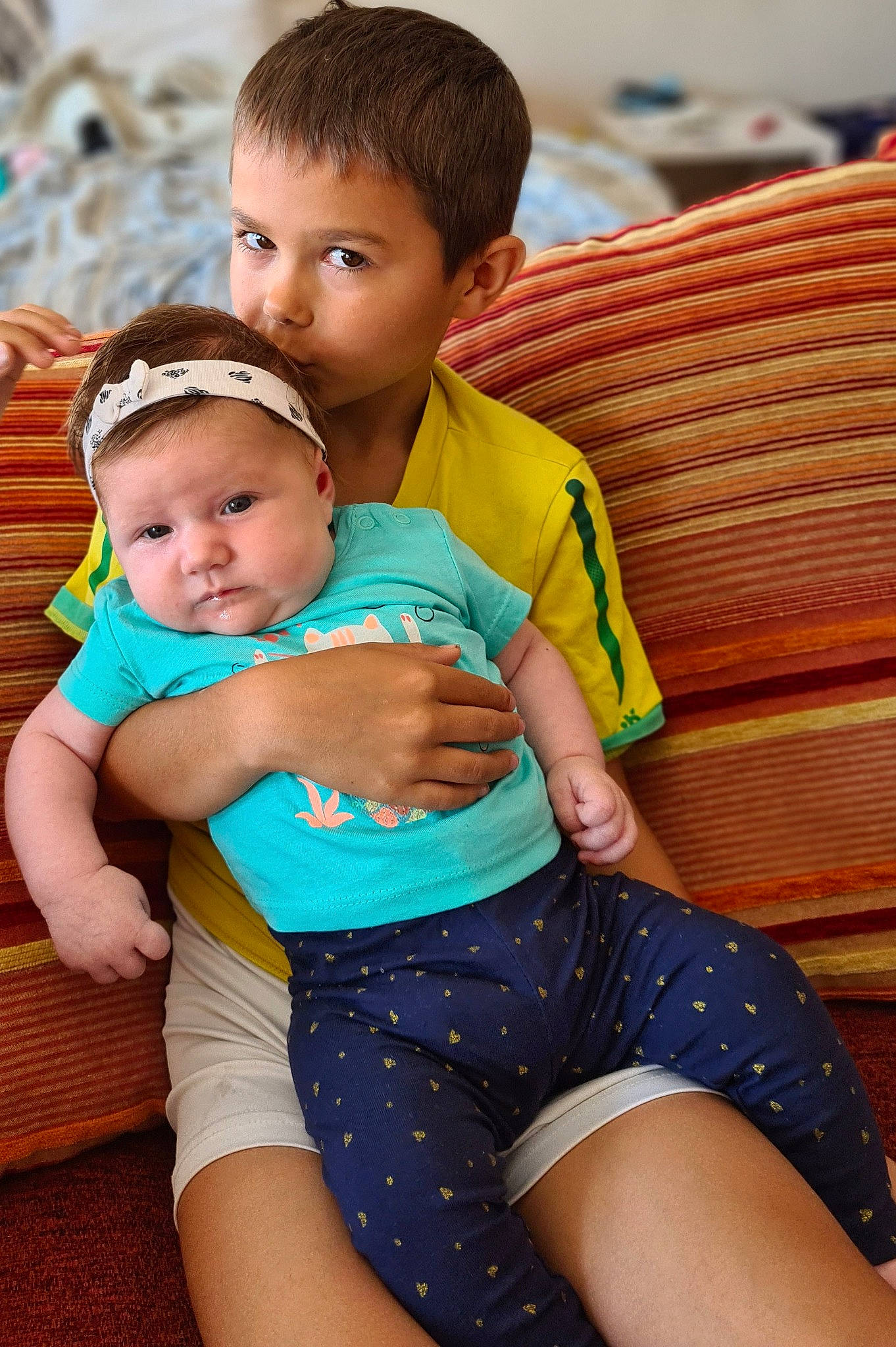 Mathys participe au concours pour gagner de l'argent avec cette photo : chair, child, clothing, eye, fun, grass, hairstyle, hand, happy, head, human, human_body, leg, leisure, people_in_nature, person, shorts, skin, thigh, toddler