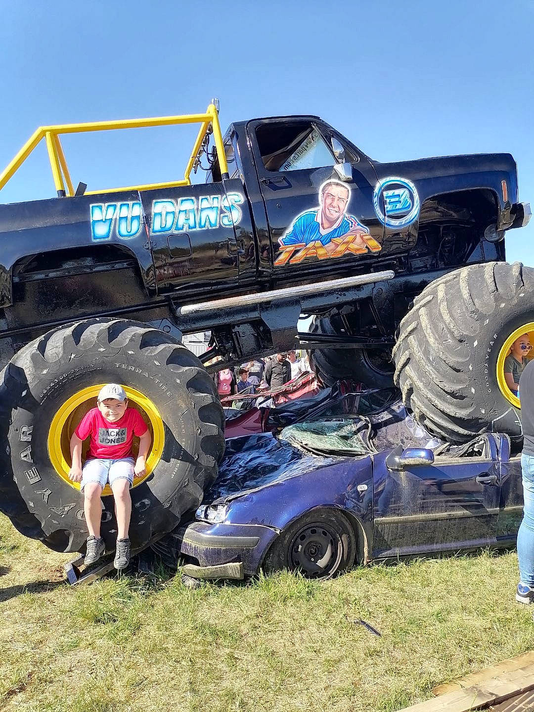 Elio participe au concours pour gagner de l'argent avec cette photo : auto_part, automotive_design, automotive_exterior, automotive_tire, automotive_wheel_system, bumper, car, fender, headwear, hood, joy, kit_car, motor_vehicle, motorsport, off_road_racing, person, racing, rim, sky, tire