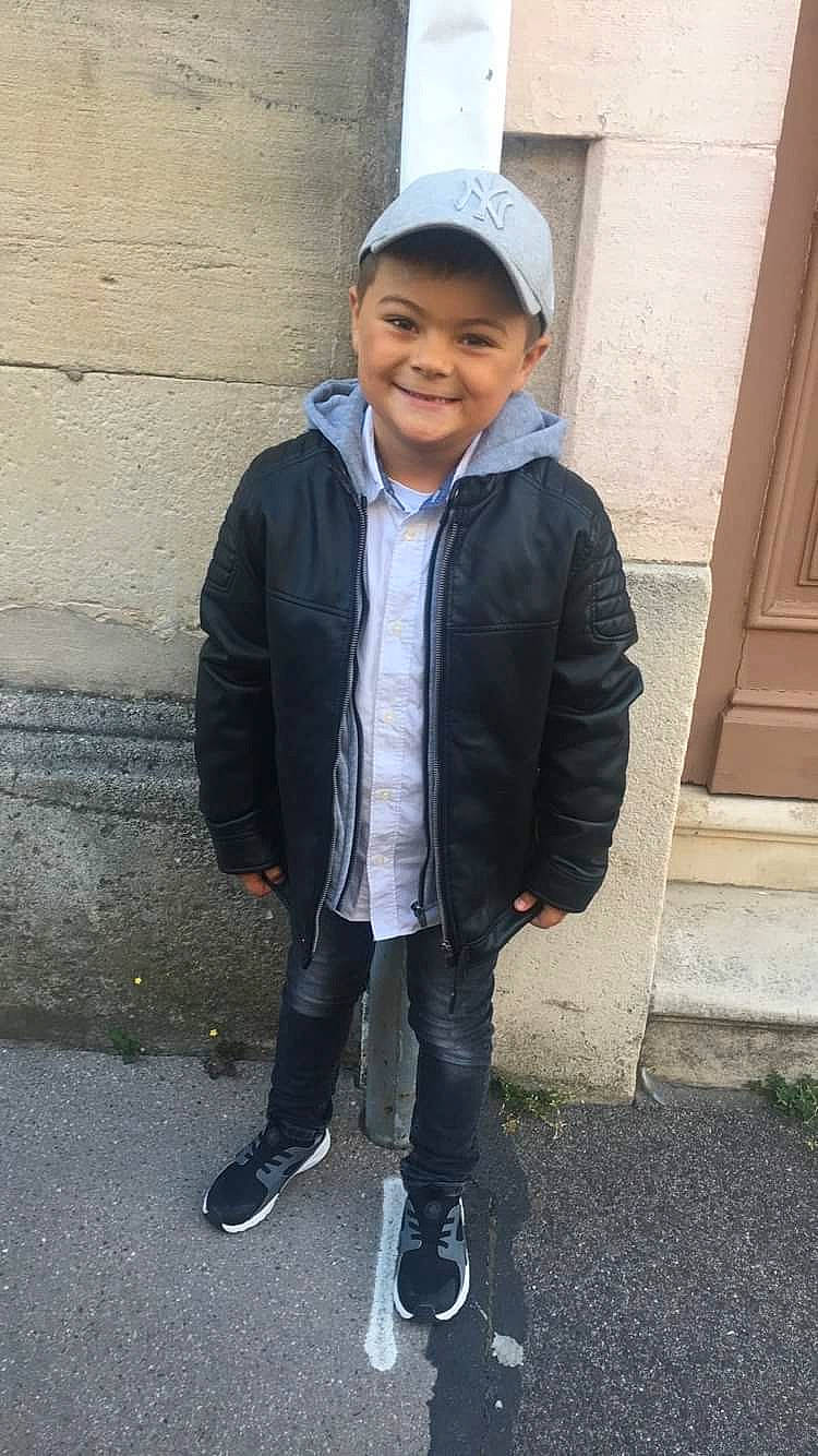 Elio participe au concours pour gagner de l'argent avec cette photo : asphalt, baseball_cap, blazer, cap, child, collar, cool, denim, dress_shirt, electric_blue, face, fashion_accessory, formal_wear, happy, headwear, jacket, joy, leg, person, sleeve