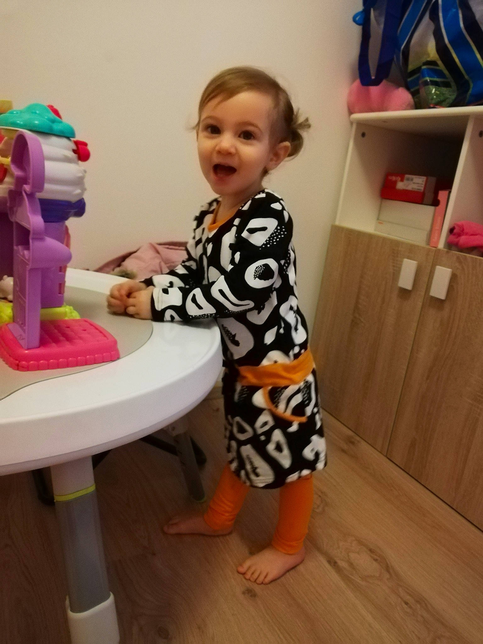 Eva a rejoint le concours — aidez-le/la à gagner de superbes lots ! child, furniture, person, pink, play, room, standing, surprise, toddler