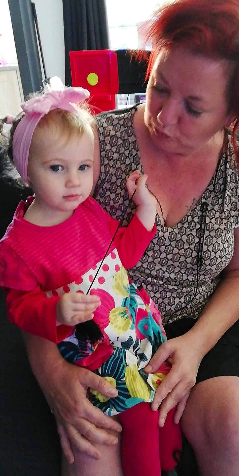 Eva a rejoint le concours — aidez-le/la à gagner de superbes lots ! baby, cheek, child, daughter, ear, mother, person, play, smile, toddler