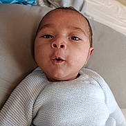 Noé a rejoint le concours — aidez-le/la à gagner de superbes lots ! baby, bed, blanket, child, closeup, cozy, expression, eyes, face, indoors, infant, knitwear, lying_down, mouth, newborn, pillow, portrait, skin, sweater, timestamp