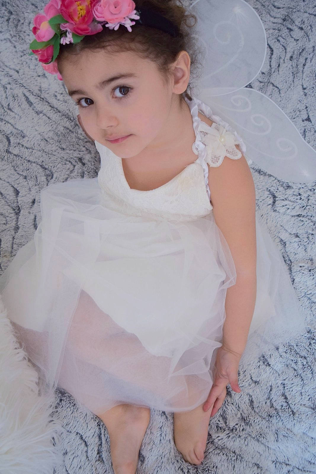 Ani participe au concours pour gagner de l'argent avec cette photo : arm, dress, embellishment, eye, face, flash_photography, gown, hair, hairstyle, hand, iris, joint, lip, neck, outerwear, person, shoulder, skin, sleeve, textile