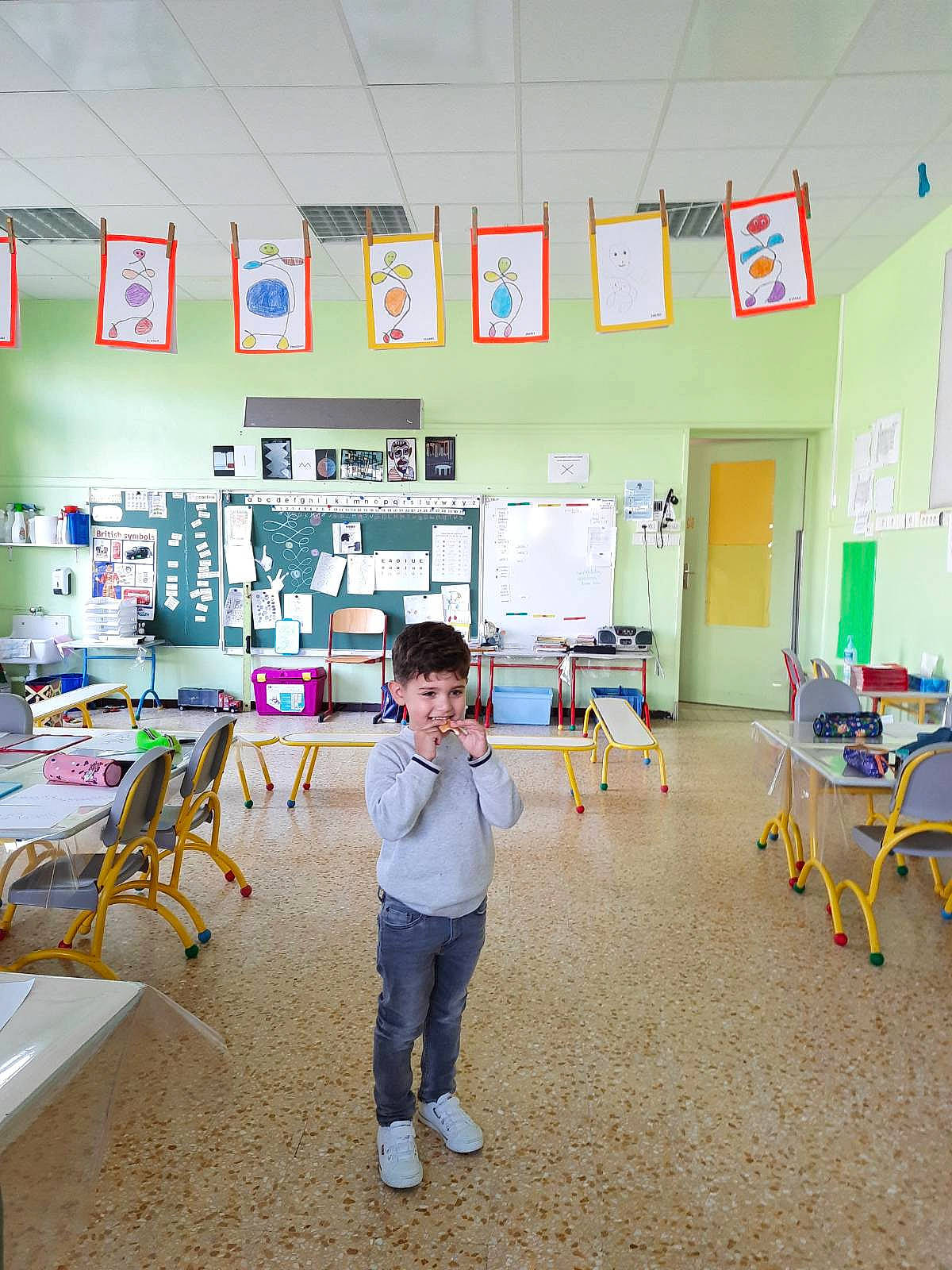 Emile a rejoint le concours — aidez-le/la à gagner de superbes lots ! academic_institution, bookcase, building, chair, child, class, desk, education, event, floor, flooring, fun, joy, kindergarten, leisure, organization, person, play, room, table