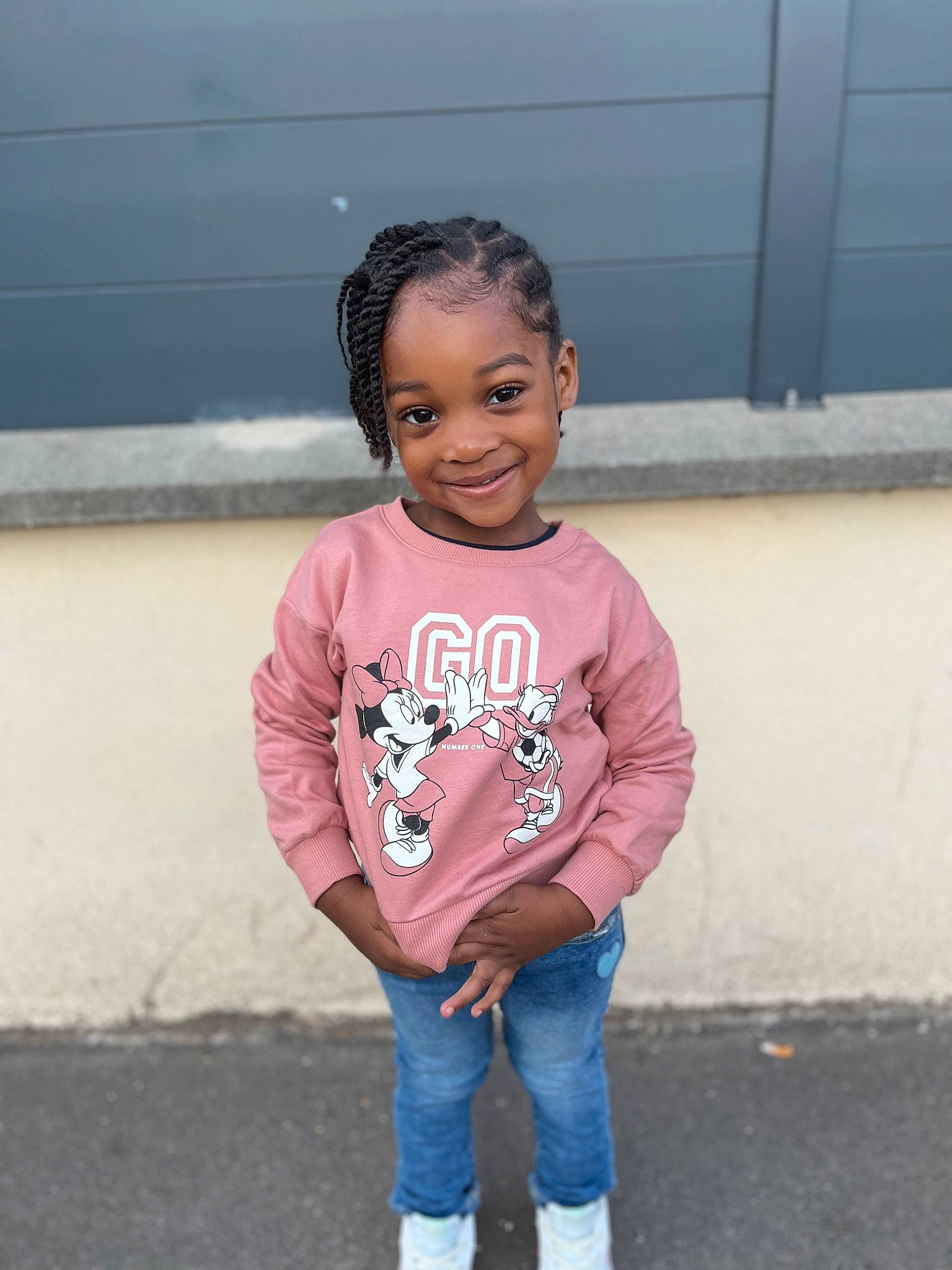 Liyah a rejoint le concours — aidez-le/la à gagner de superbes lots ! asphalt, baby_toddler_clothing, child, denim, electric_blue, eye, fun, happy, jeans, joy, leisure, magenta, person, sitting, skin, sleeve, smile, standing, t_shirt, toddler