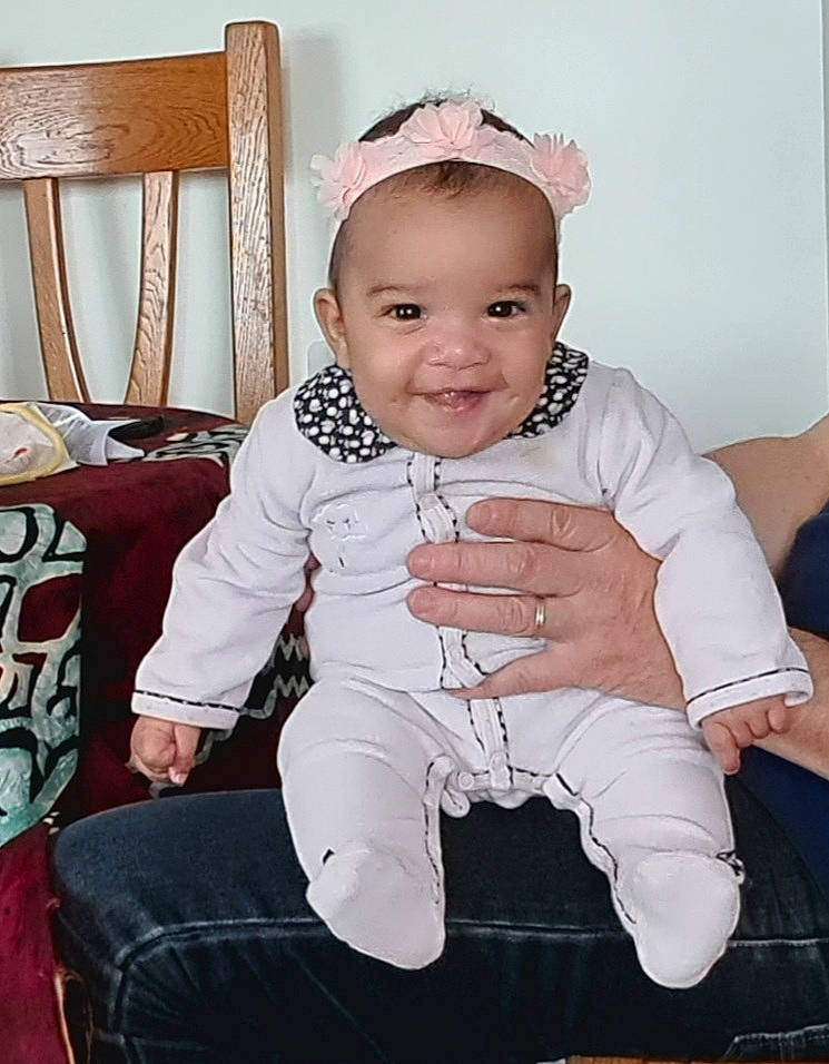 Samantha participe au concours pour gagner de l'argent avec cette photo : baby, baby_laughing, baby_toddler_clothing, bonnet, child, comfort, hair_accessory, headband, headpiece, joy, lap, living_room, mouth, person, pillow, sitting, sock, throw_pillow, toddler