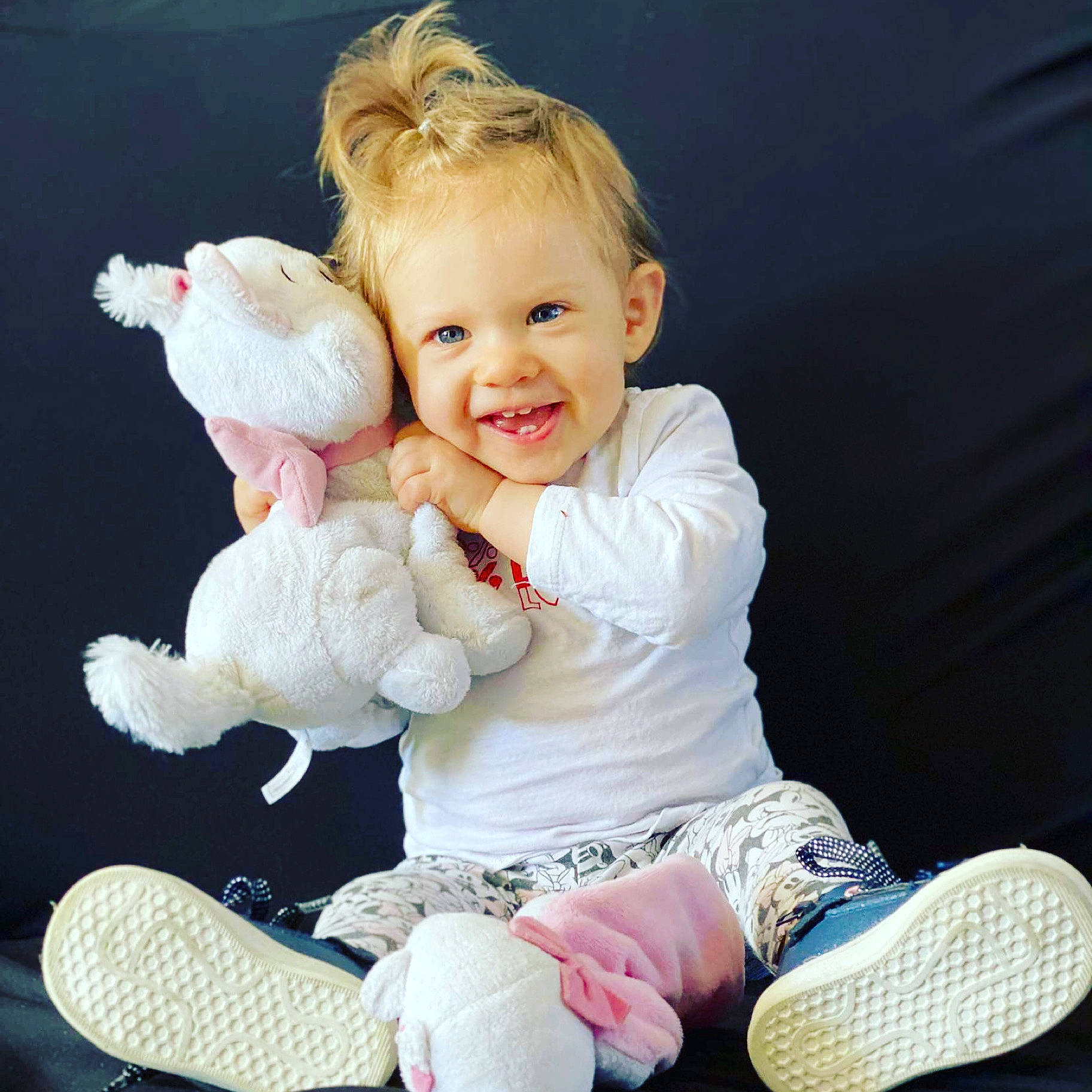 Hilona participe au concours pour gagner de l'argent avec cette photo : arm, baby, baby_toddler_clothing, cheek, child, comfort, finger, gesture, hairstyle, happy, joy, knee, person, shoe, skin, sleeve, smile, thigh, thumb, toddler