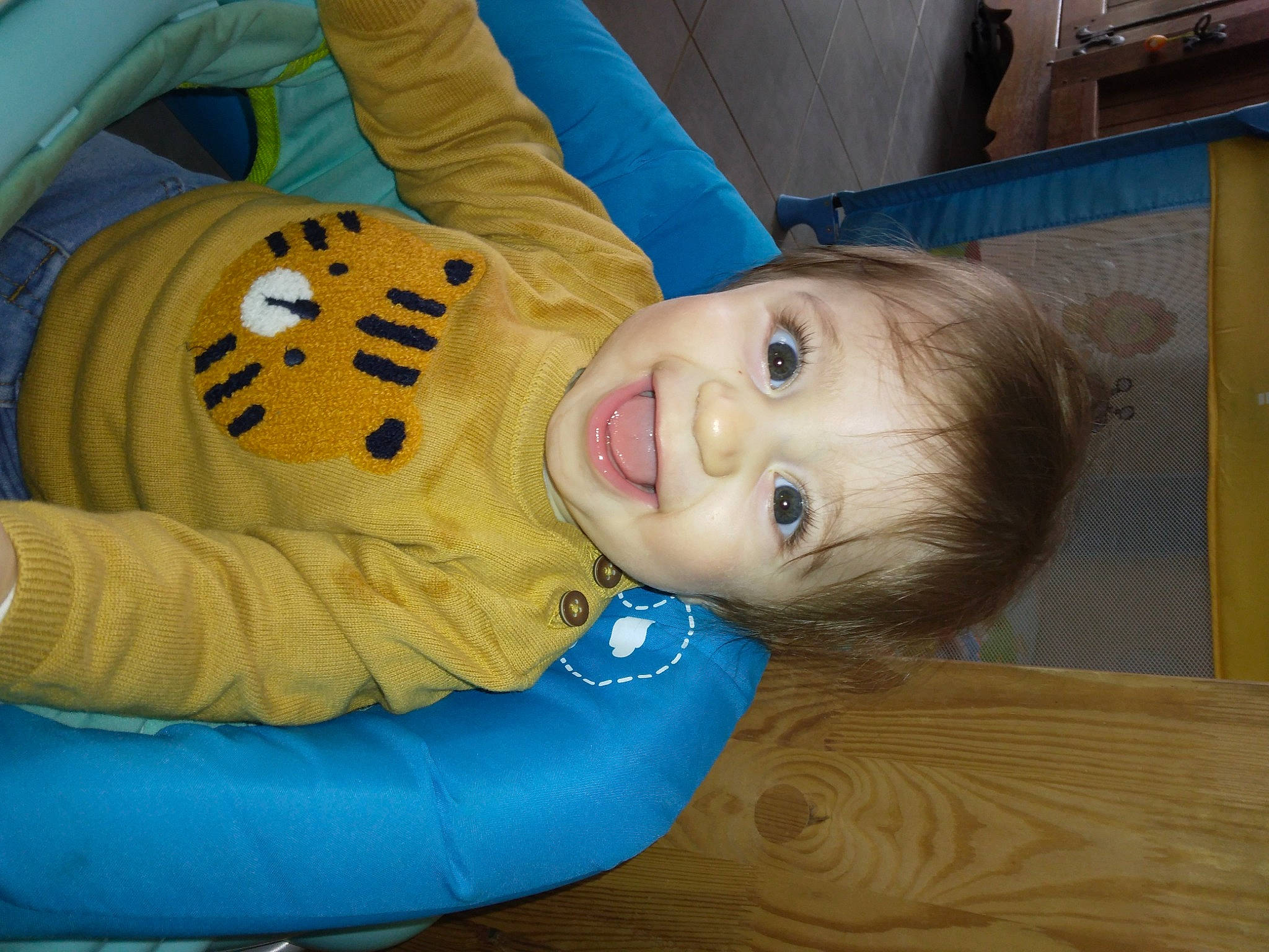 Manoé participe au concours pour gagner de l'argent avec cette photo : baby, baby_products, baby_toddler_clothing, car_seat, cheek, child, comfort, electric_blue, finger, flooring, fun, happy, hardwood, head, leisure, nose, person, sitting, smile, toddler