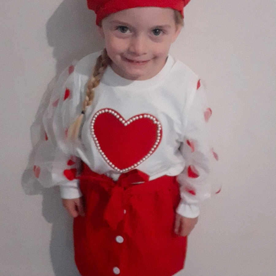 Camëlya participe au concours pour gagner de l'argent avec cette photo : accessories, boy, cap, child, clothing, coat, costume, dress, face, footwear, hat, head, jewelry, male, pants, person, photography, portrait, shoe, sneaker