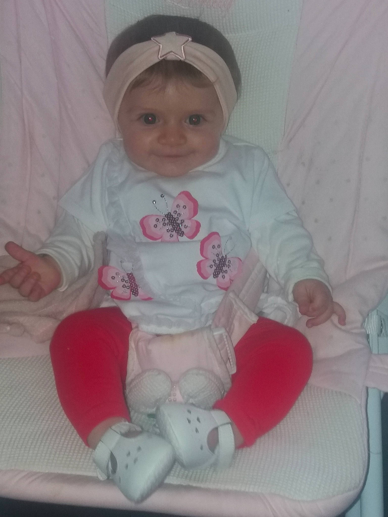 Camëlya participe au concours pour gagner de l'argent avec cette photo : baby, baby_toddler_clothing, child, headwear, person, pink, product, skin, smile, toddler