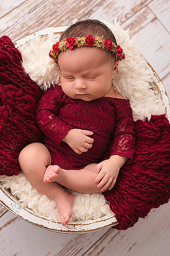 Alya a rejoint le concours — aidez-le/la à gagner de superbes lots ! child, crochet, girl, hair_accessory, infant, knitting, person, product, red, skin, smile, textile, toddler