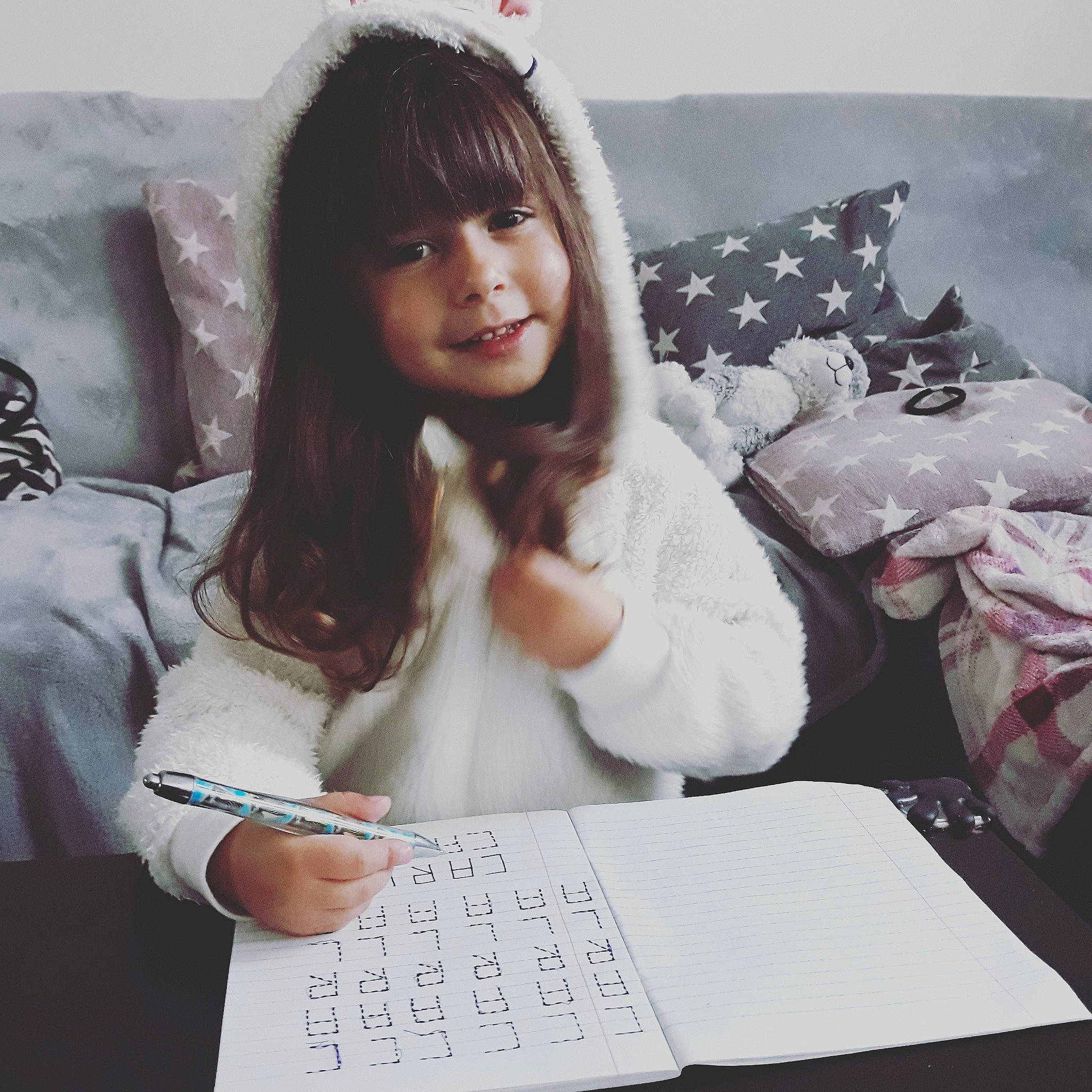 Carla participe au concours pour gagner de l'argent avec cette photo : brown_hair, calendar, girl, joy, person, product, smile, white