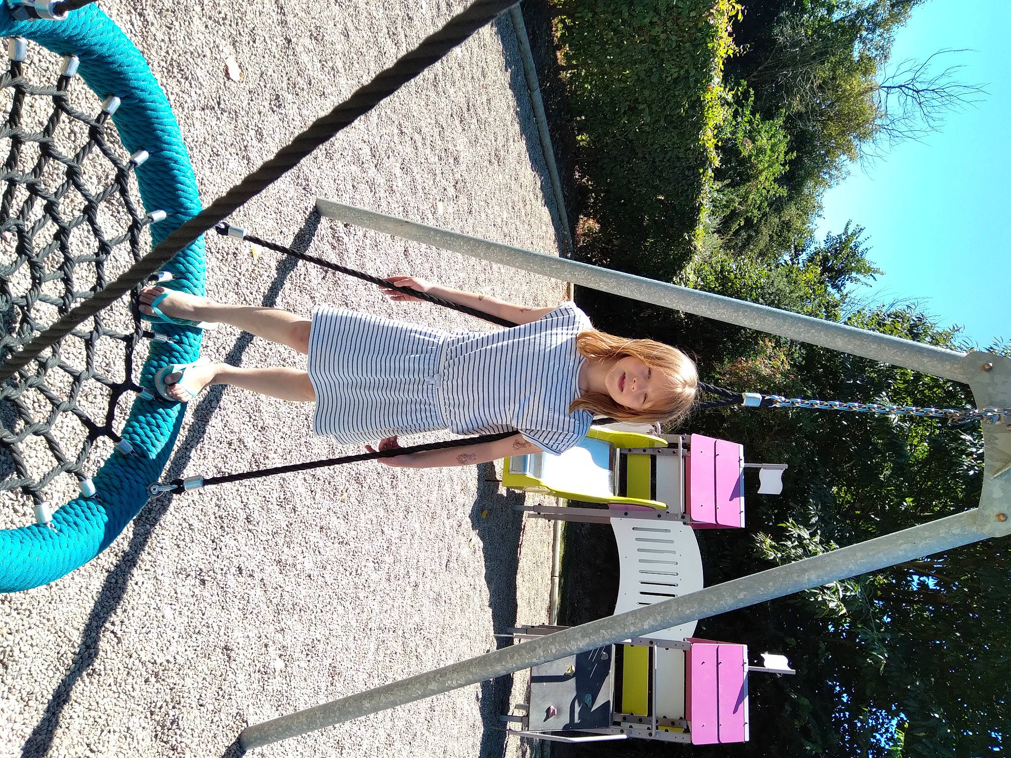 Gwenaëlle a rejoint le concours — aidez-le/la à gagner de superbes lots ! bicycle_fork, bicycle_frame, bicycle_handlebar, bicycle_tire, bicycle_wheel, electric_blue, fun, hula_hoop, leisure, line, net, person, plant, recreation, rim, rope, sky, spoke, tree, wheel