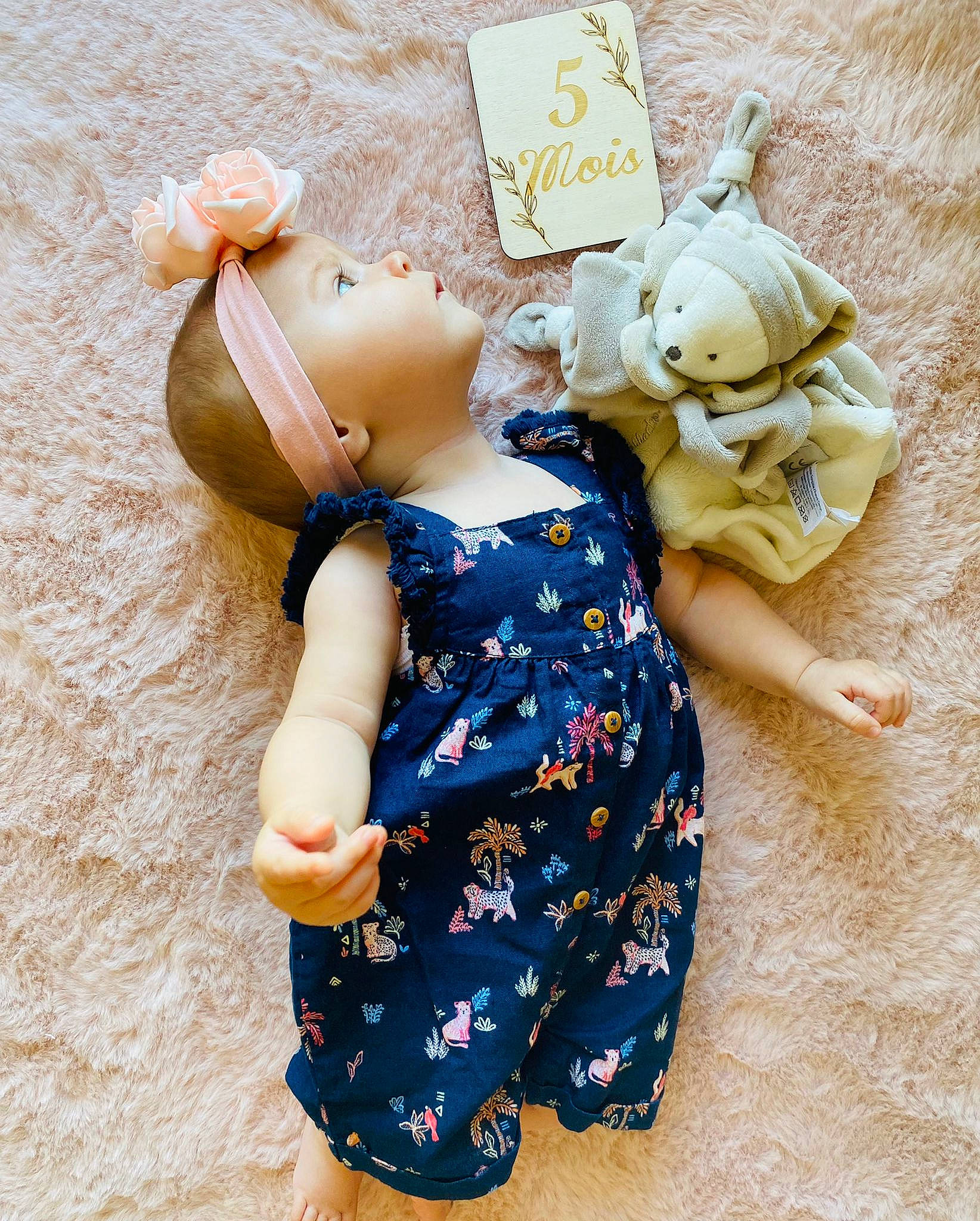 Kallie a rejoint le concours — aidez-le/la à gagner de superbes lots ! baby_toddler_clothing, barefoot, day_dress, doll, dress, gesture, happy, human_body, human_leg, joint, one_piece_garment, pattern, person, sleeve, stuffed_toy, textile, thigh, toddler, toy, trunk