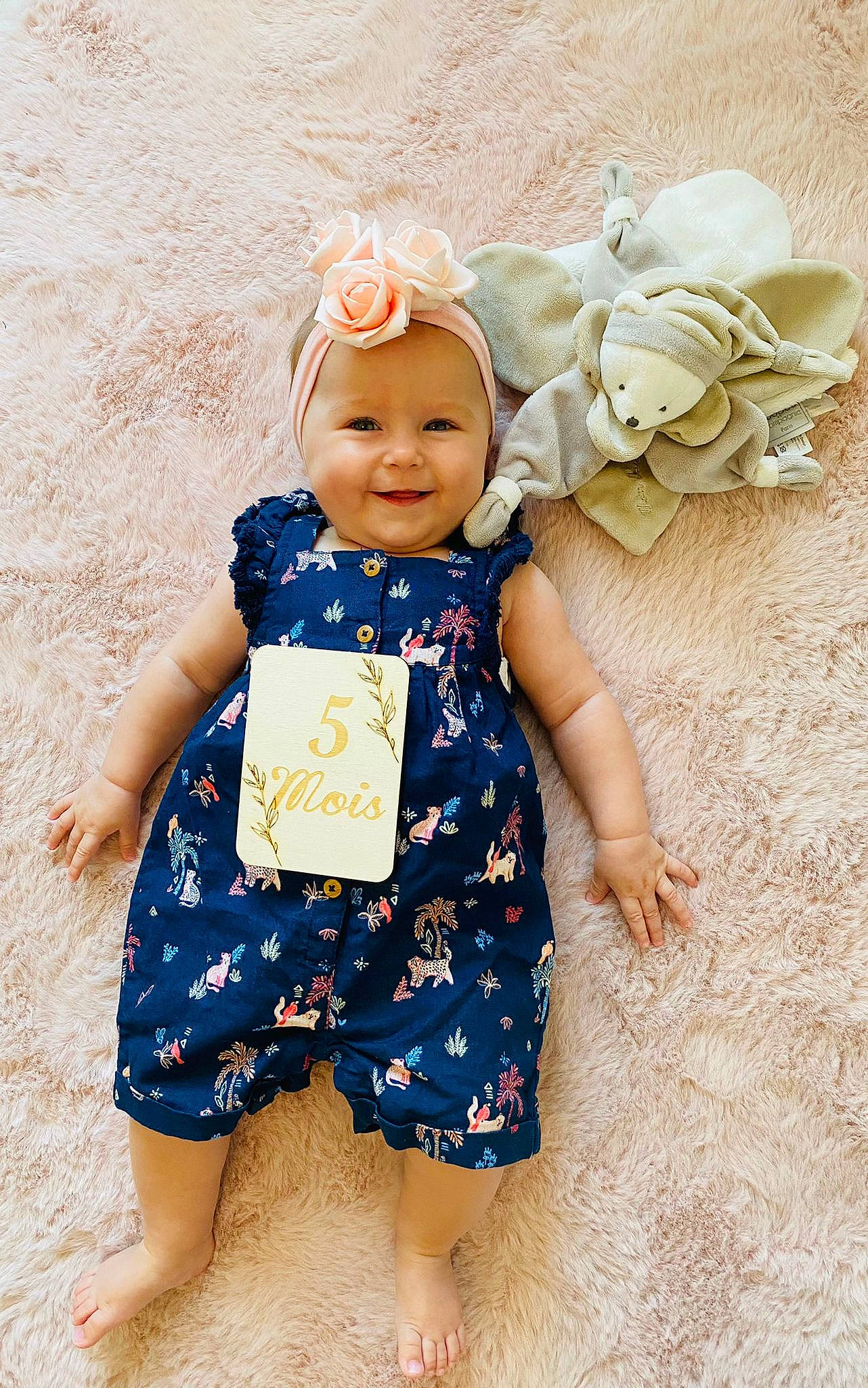 Kallie a rejoint le concours — aidez-le/la à gagner de superbes lots ! baby, baby_toddler_clothing, barefoot, child, day_dress, electric_blue, fashion_accessory, finger, fun, happy, headwear, human_leg, joy, one_piece_garment, pattern, people_in_nature, person, skin, sleeve, smile