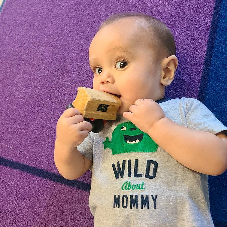 Emilio Lorenzo is registered to the contest to win money with this photo: baby, cheek, child, cool, electric_blue, eye, eyebrow, eyelash, finger, fun, gesture, happy, jersey, nail, nose, person, sleeve, sportswear, t_shirt, thumb