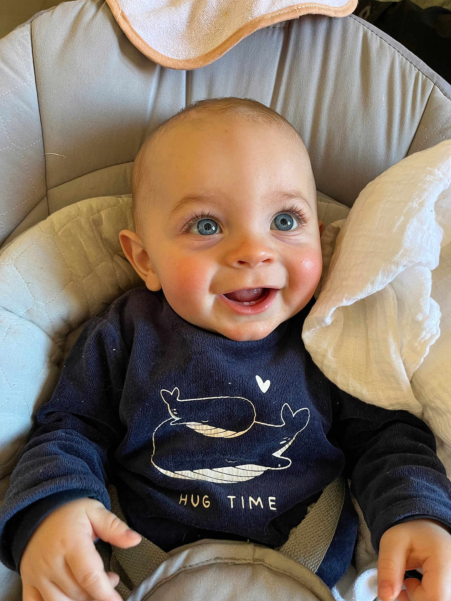 Rúben participe au concours pour gagner de l'argent avec cette photo : baby, smiling, blue_eyes, sweater, whale, hug_time, blanket, cushion, baby_chair, happy, infant, cute, child, clothing, indoor, portrait, hands, face, seat_belt, soft_toy