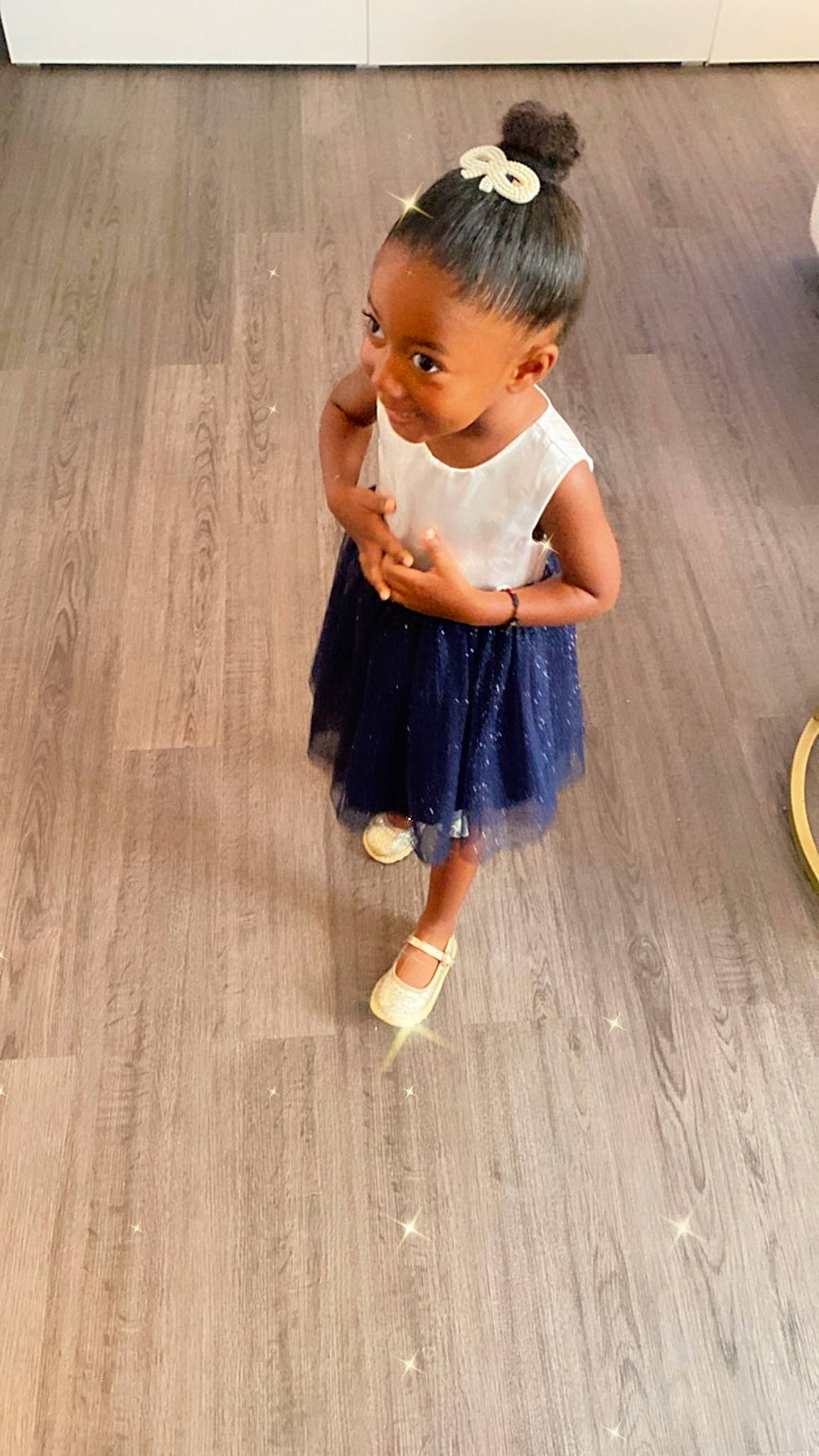 Zoeh a rejoint le concours — aidez-le/la à gagner de superbes lots ! baby, baby_toddler_clothing, barefoot, floor, flooring, foot, happy, hardwood, human_leg, laminate_flooring, pattern, person, plank, sitting, skin, sleeve, toddler, varnish, wood, wood_flooring