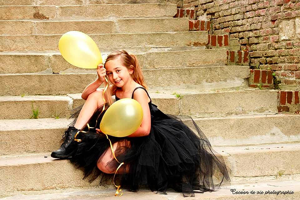 Loane participe au concours pour gagner de l'argent avec cette photo : balloon, blond, event, eyewear, facial_expression, flash_photography, fun, grass, hair, happy, headgear, human_leg, joy, knee, leisure, party_supply, people_in_nature, person, recreation, smile