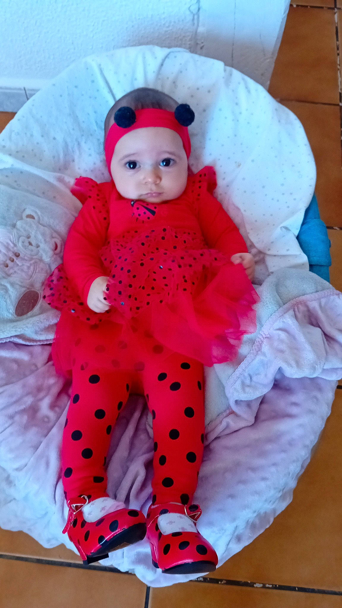 Marie participe au concours pour gagner de l'argent avec cette photo : baby_toddler_clothing, cap, carmine, child, costume, costume_hat, doll, fur, hat, headwear, linens, magenta, pattern, person, pink, plush, sleeve, stuffed_toy, textile, toddler