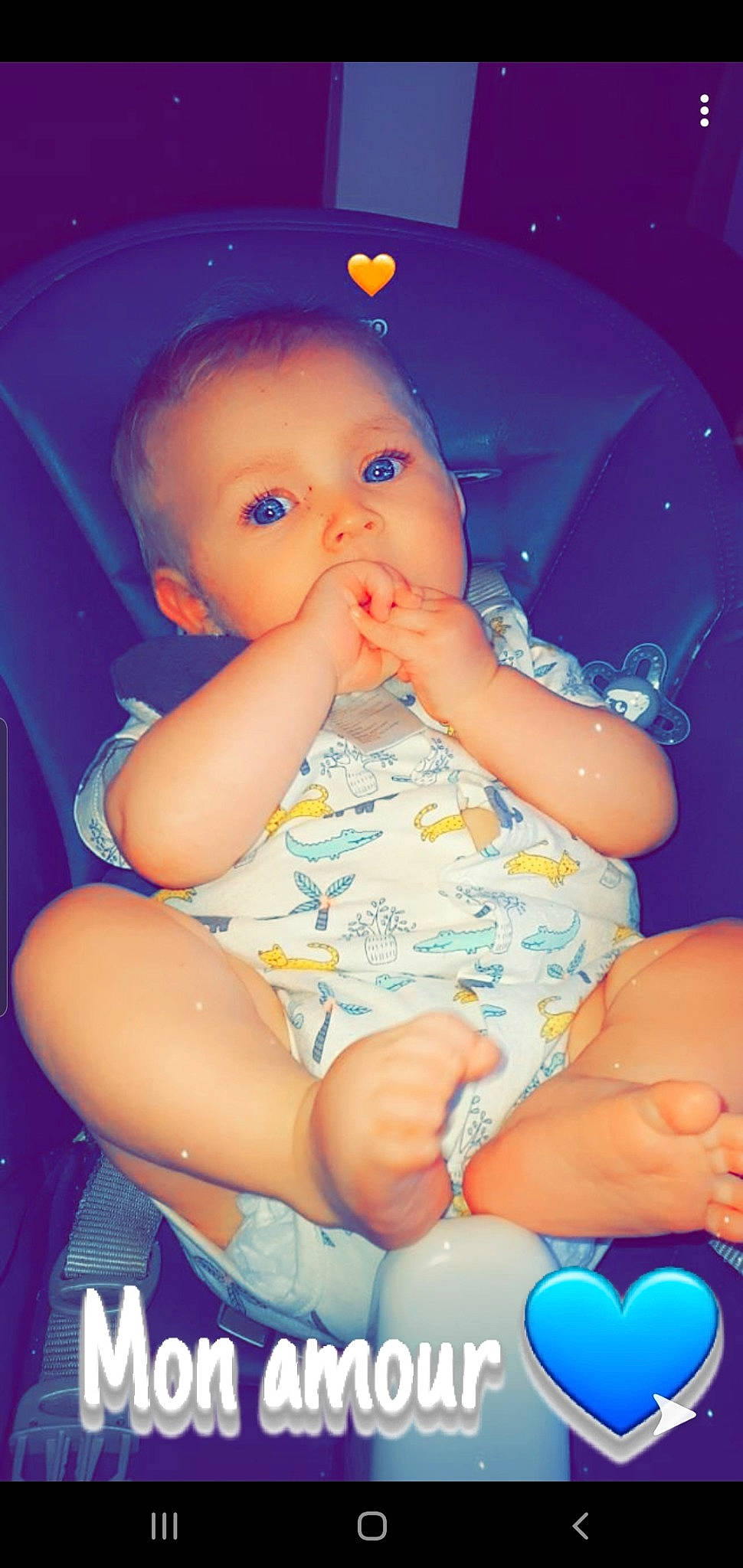 Sloan a rejoint le concours — aidez-le/la à gagner de superbes lots ! abdomen, baby, baby_products, cheek, child, ear, eye, finger, fun, iris, mouth, nose, person, play, product, sitting, skin, smile, toddler