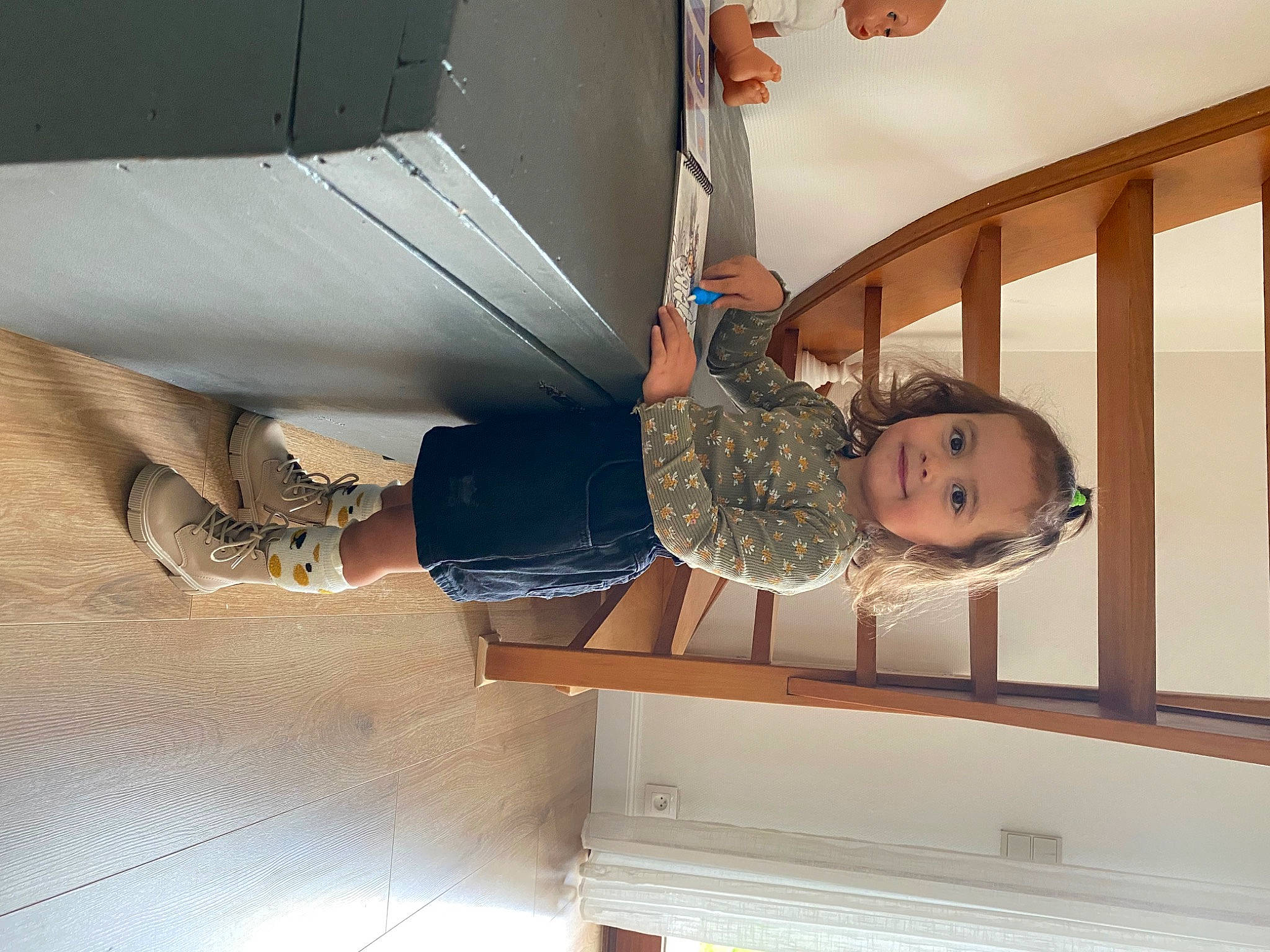 Mila participe au concours pour gagner de l'argent avec cette photo : ceiling, comfort, elbow, fun, hardwood, human_leg, joy, leg, outdoor_shoe, person, room, thigh, toddler, tree, vehicle_door, wood