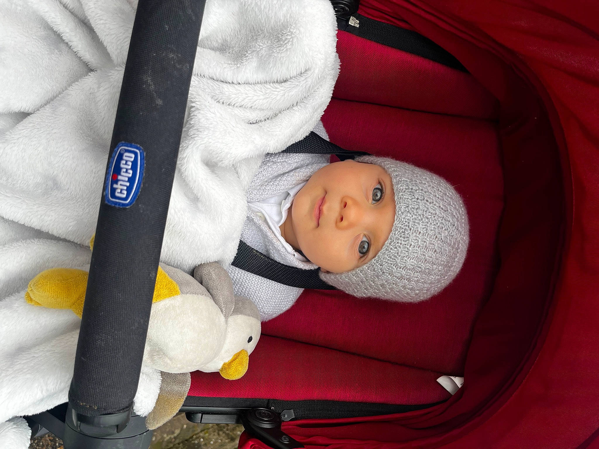 Abel a rejoint le concours — aidez-le/la à gagner de superbes lots ! auto_part, baby, baby_carriage, baby_in_car_seat, baby_products, baby_safety, baby_toddler_clothing, car_seat, carmine, child, comfort, headwear, human_body, lap, linens, magenta, person, product, sitting, textile