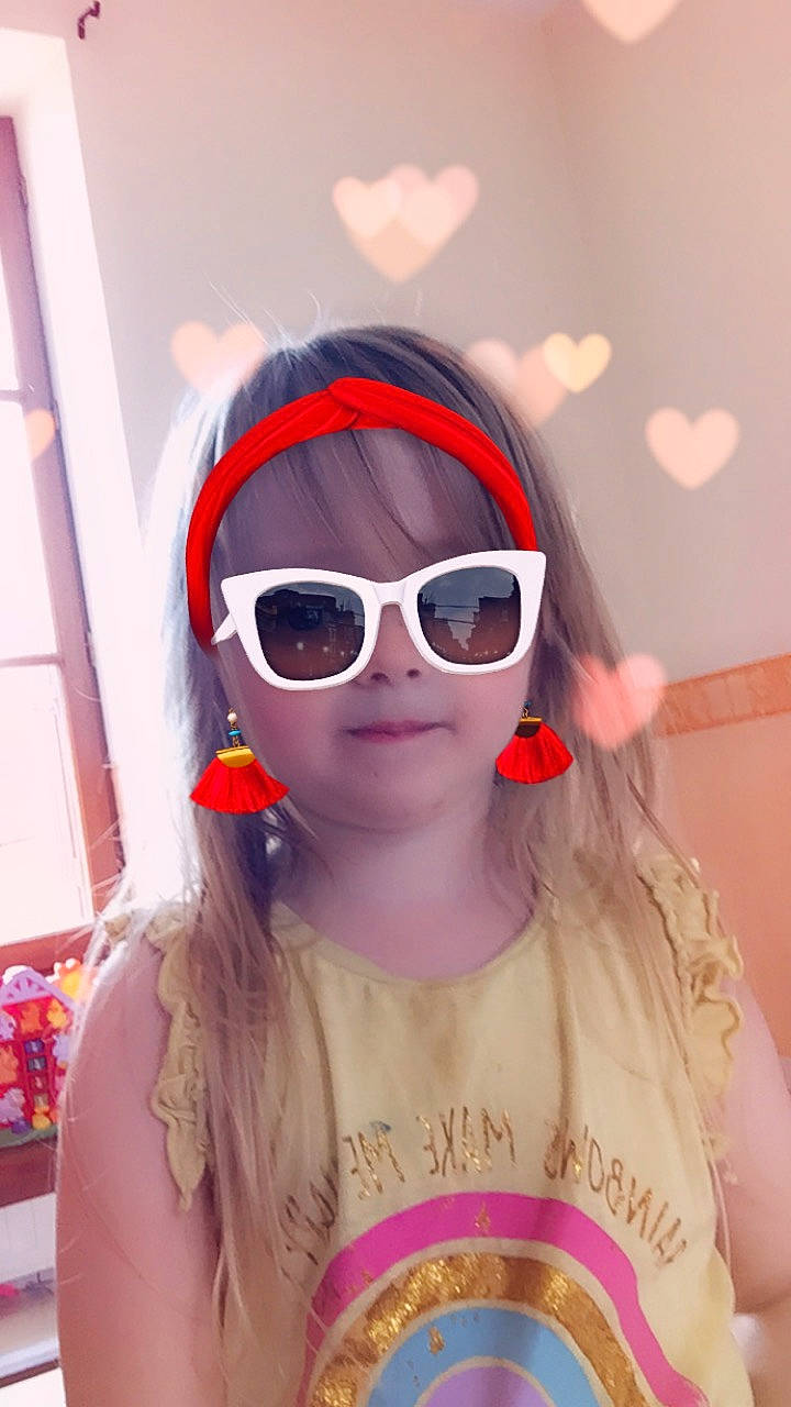 Laure participe au concours pour gagner de l'argent avec cette photo : blond, cool, eyewear, fashion_accessory, forehead, glasses, goggles, hair, hairstyle, headgear, headwear, lip, long_hair, person, personal_protective_equipment, photography, pink, selfie, sunglasses, vision_care