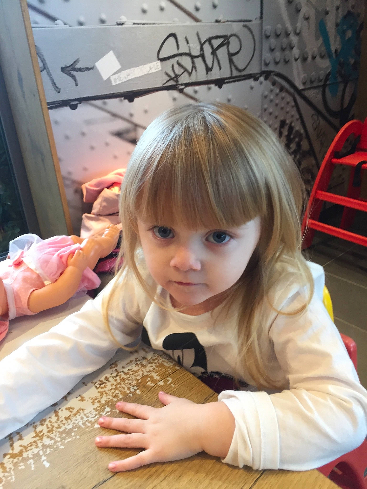 Laure participe au concours pour gagner de l'argent avec cette photo : blond, child, eating, girl, hairstyle, human_hair_color, person, toddler