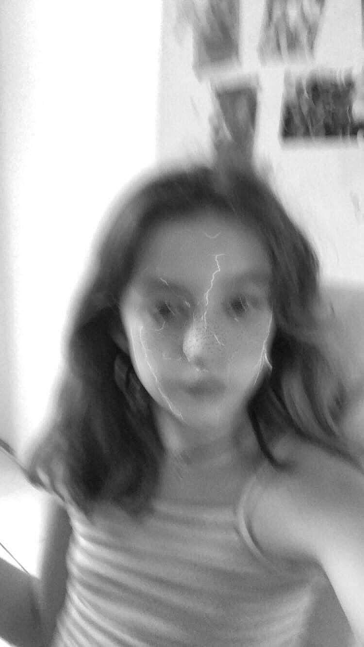 Laurie a rejoint le concours — aidez-le/la à gagner de superbes lots ! black_and_white, black_hair, chest, child, chin, elbow, eyelash, eyewear, flash_photography, fun, gesture, happy, jaw, lip, long_hair, monochrome, monochrome_photography, neck, nose, person