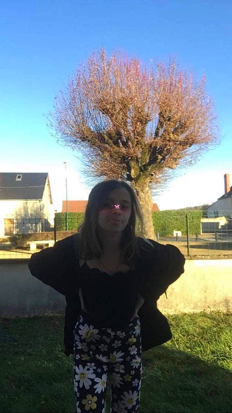 Laurie a rejoint le concours — aidez-le/la à gagner de superbes lots ! black_hair, cool, eyewear, flash_photography, fun, grass, hairstyle, happy, headgear, leaf, light, person, photograph, plant, sky, standing, street_fashion, sunlight, tints_and_shades, tree