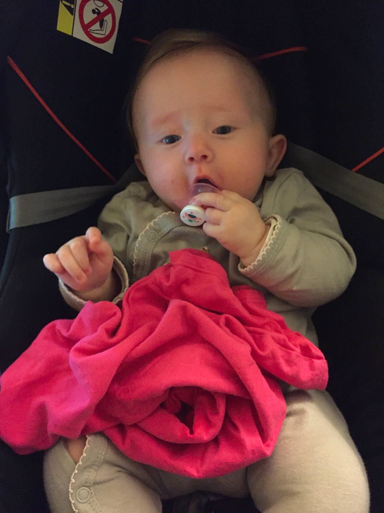 Laly a rejoint le concours — aidez-le/la à gagner de superbes lots ! baby, cheek, child, eye, finger, mouth, person, pink, sitting, skin, smile, thumb, toddler