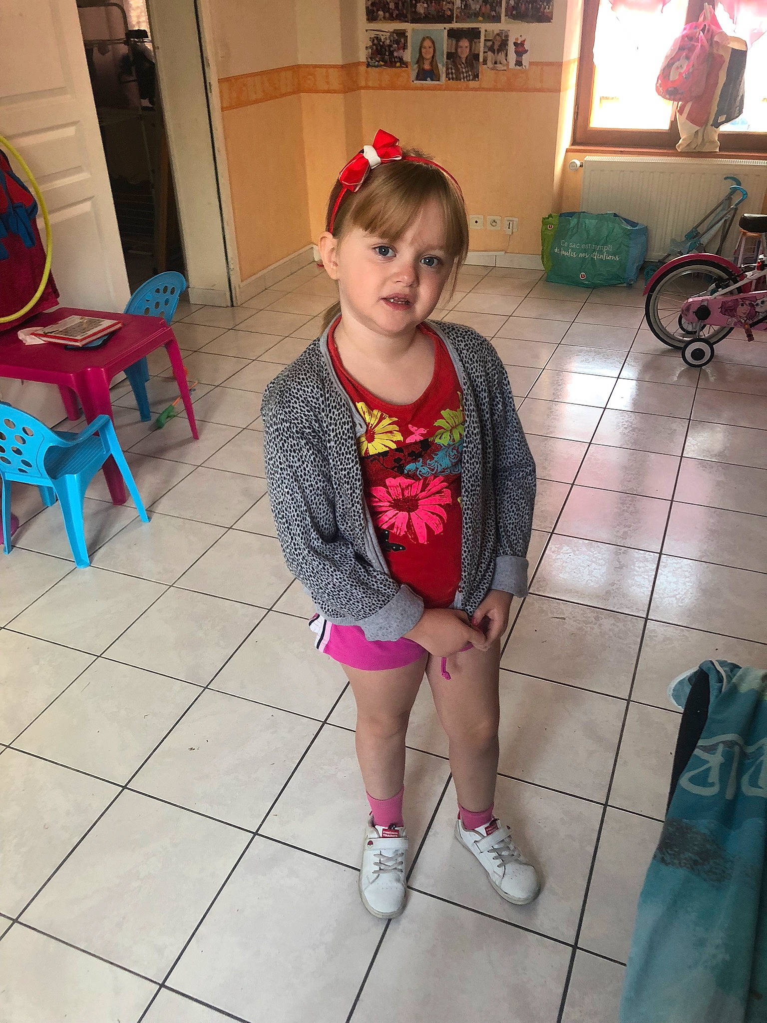 Laure participe au concours pour gagner de l'argent avec cette photo : bicycle_wheel, chair, child, cool, floor, flooring, fun, hairstyle, happy, human_leg, joint, leg, leisure, person, shoulder, skin, standing, thigh, tire, toddler