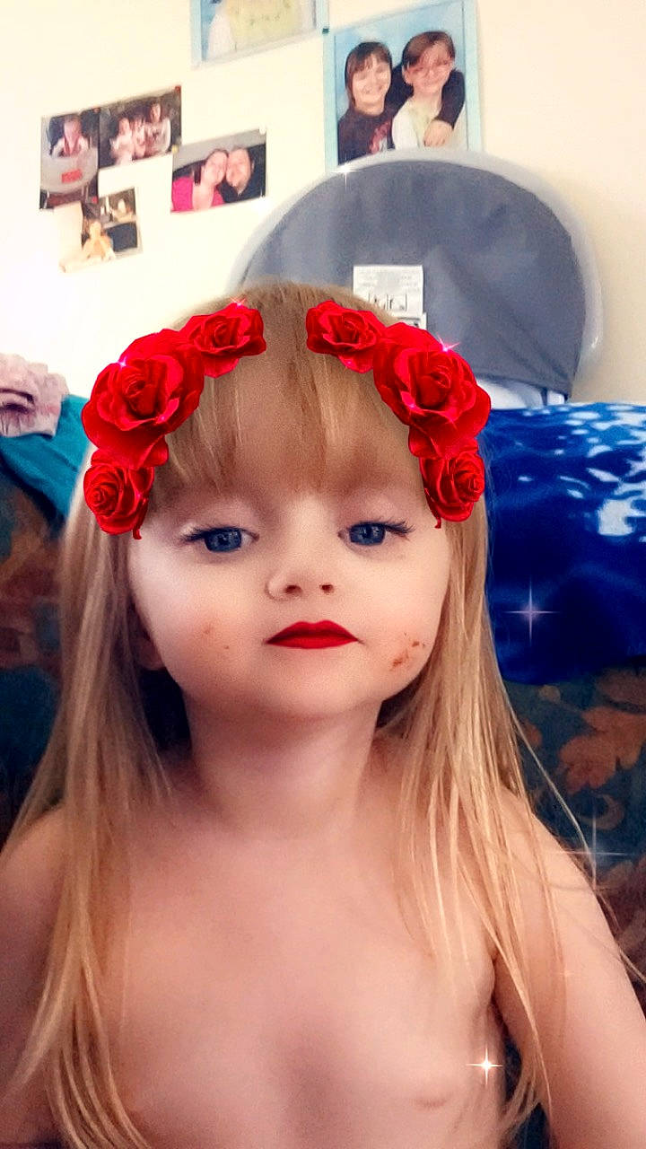 Laure participe au concours pour gagner de l'argent avec cette photo : child, child_model, clothing, costume_accessory, fashion_accessory, hair, hair_accessory, hair_coloring, hair_tie, hairstyle, headband, headgear, headpiece, long_hair, person, petal, plant