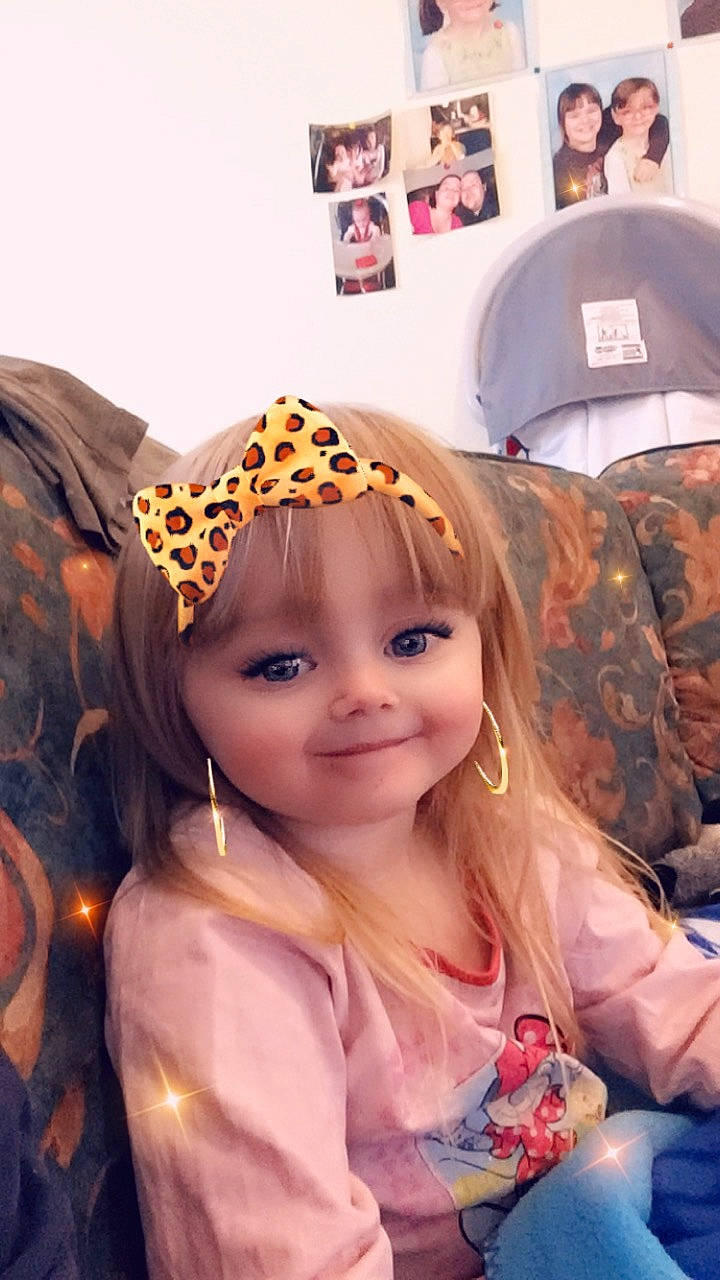 Laure a rejoint le concours — aidez-le/la à gagner de superbes lots ! beanie, brown_hair, cap, child, clothing, ear, fashion_accessory, hair, hair_accessory, headgear, joy, person, smile, toddler