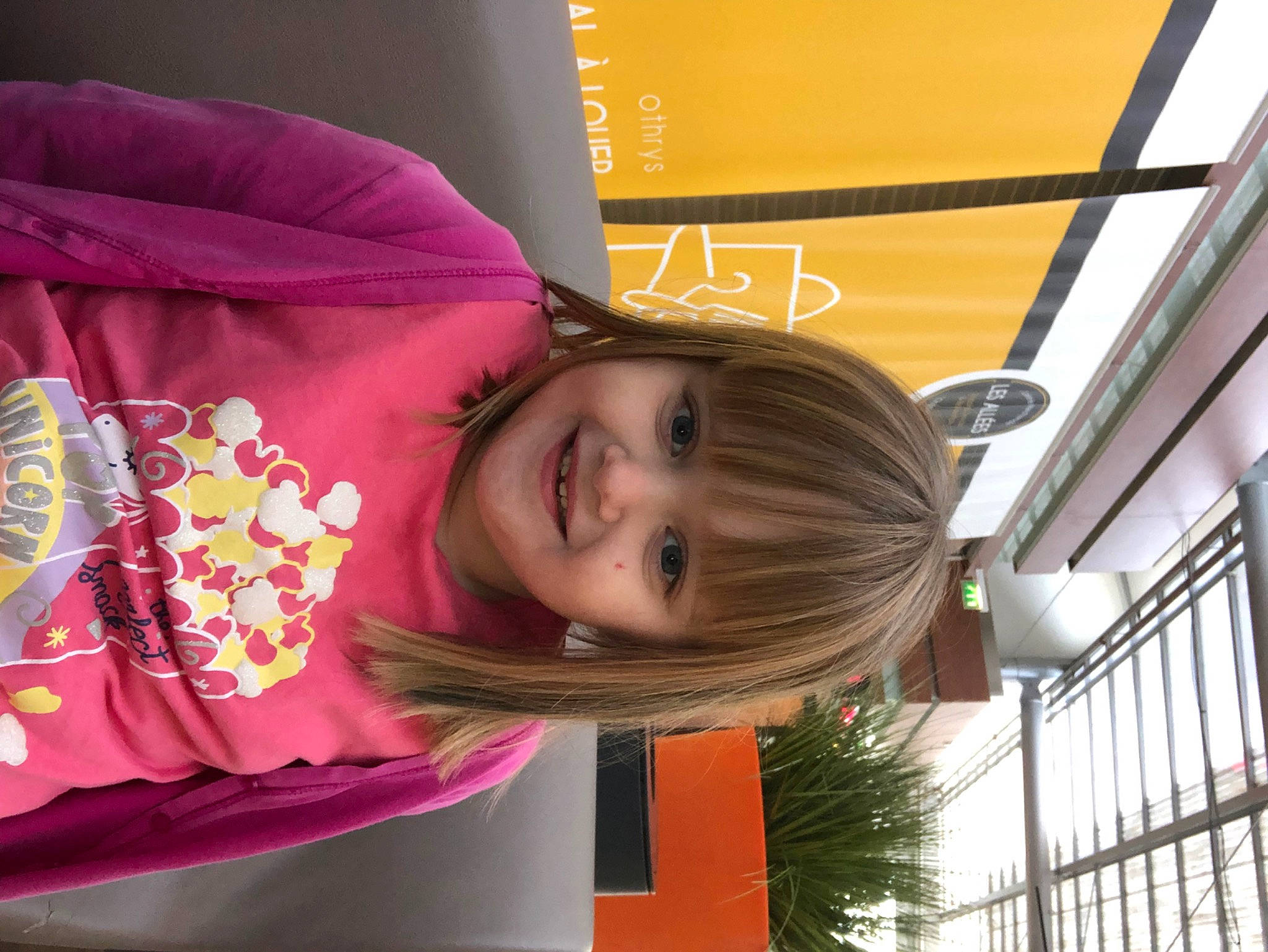 Laure a rejoint le concours — aidez-le/la à gagner de superbes lots ! bangs, beauty, child, eyelash, fence, fun, happy, joy, leisure, lip, magenta, person, photography, pink, portrait_photography, smile, snapshot, toddler, window