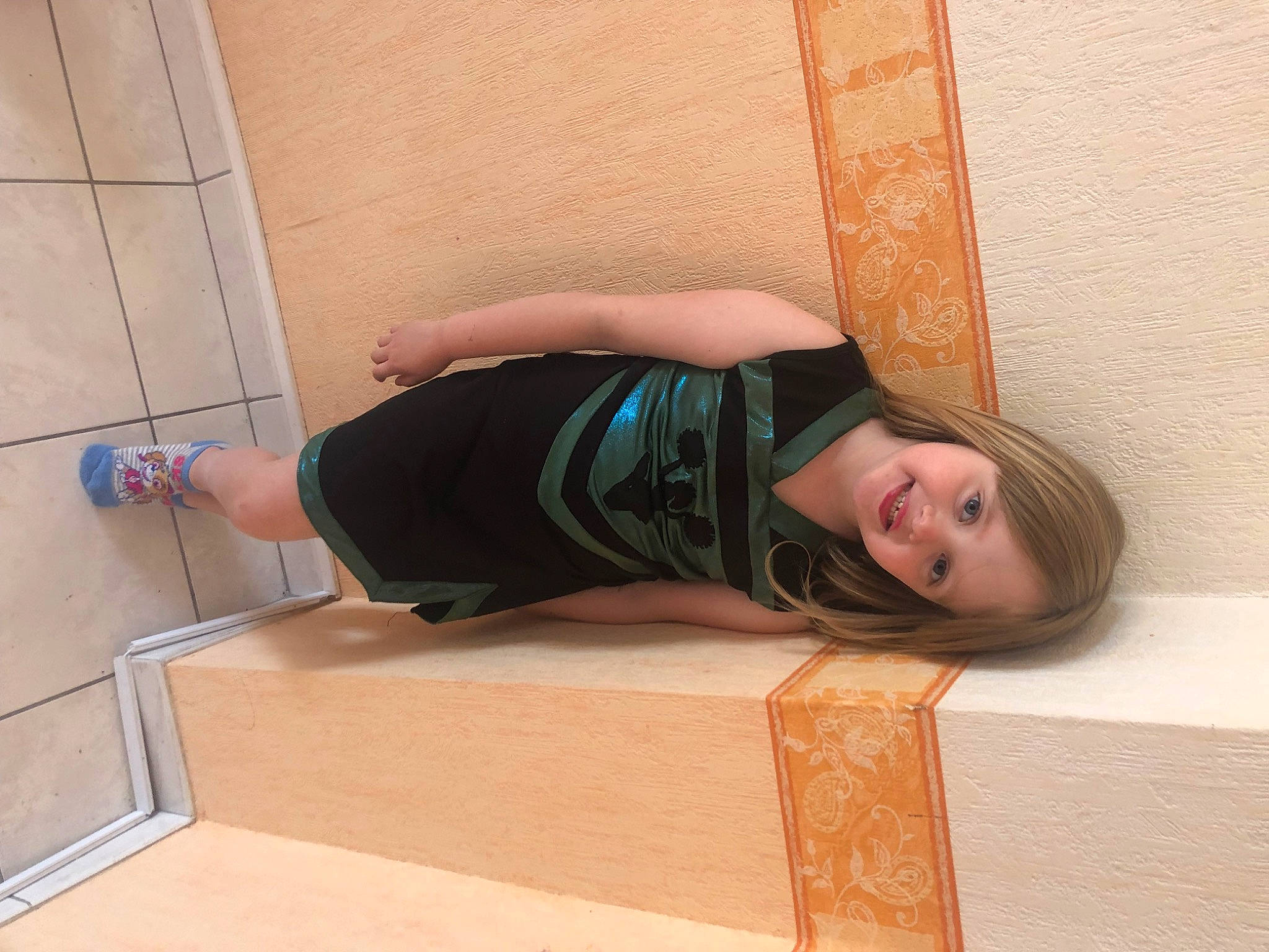 Laure participe au concours pour gagner de l'argent avec cette photo : comfort, dress, elbow, floor, flooring, foot, hardwood, human_leg, joint, joy, knee, leisure, person, room, sitting, sleeve, sportswear, stairs, sunglasses, thigh