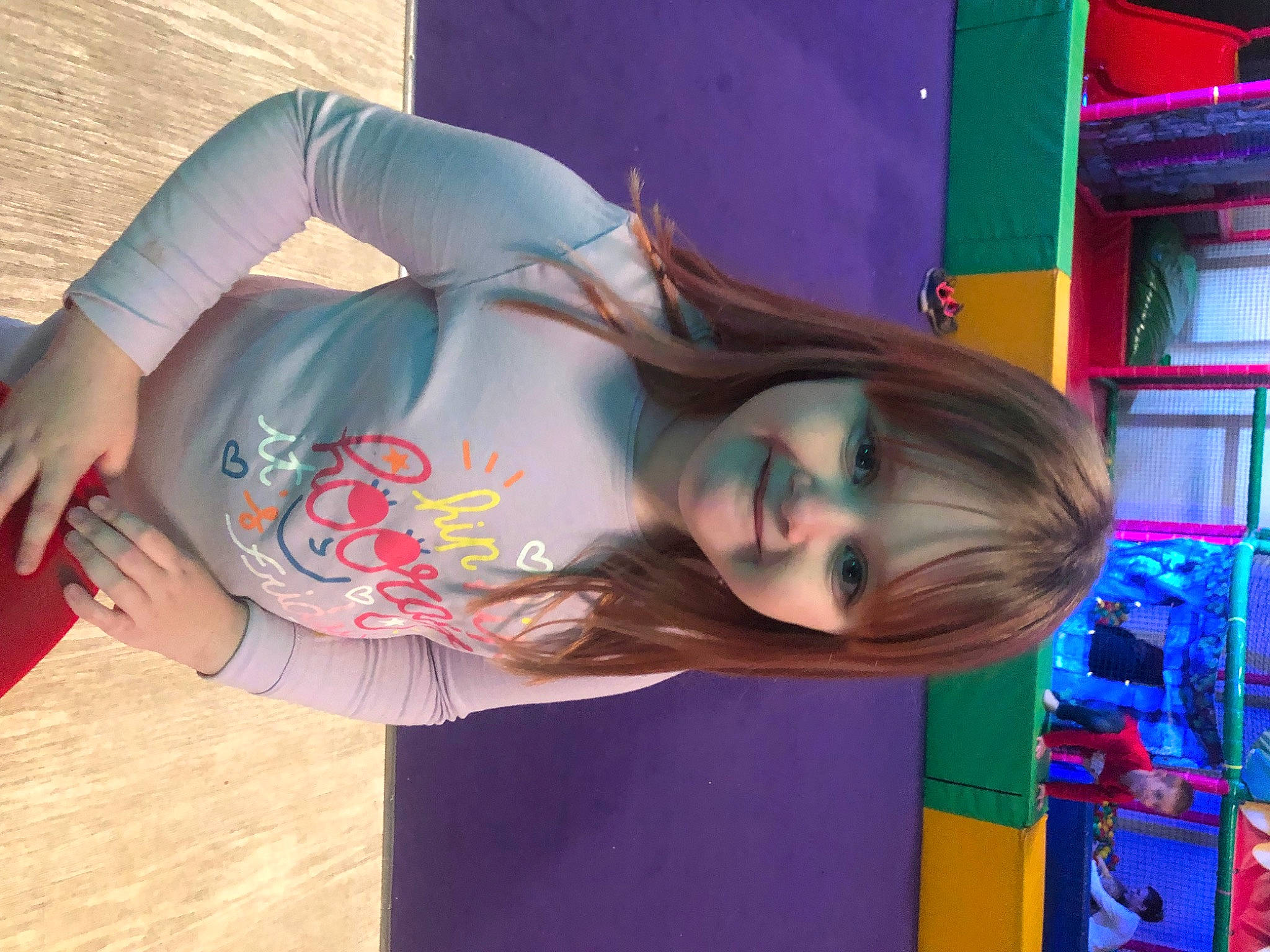 Laure participe au concours pour gagner de l'argent avec cette photo : art, artist, child, cool, elbow, eyewear, fun, joy, leisure, magenta, neck, orange, pattern, person, room, sleeve, t_shirt, tattoo, textile, trunk