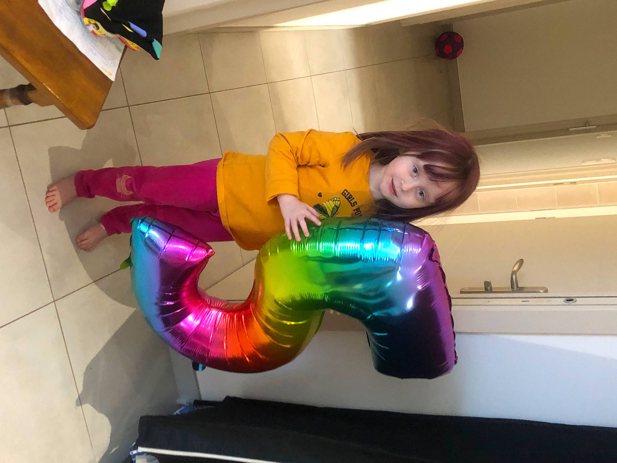 Laly participe au concours pour gagner de l'argent avec cette photo : costume, electric_blue, eyewear, floor, flooring, fun, human_leg, knee, leisure, magenta, person, personal_protective_equipment, purple, room, sandal, selfie, sitting, smile, sportswear, thigh