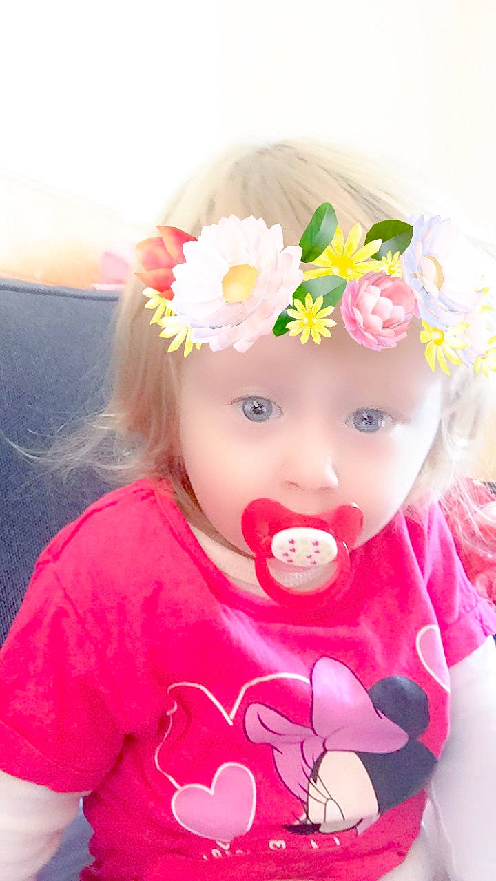 Laly participe au concours pour gagner de l'argent avec cette photo : baby, child, hair_accessory, headgear, headwear, nose, person, photography, pink, play, toddler