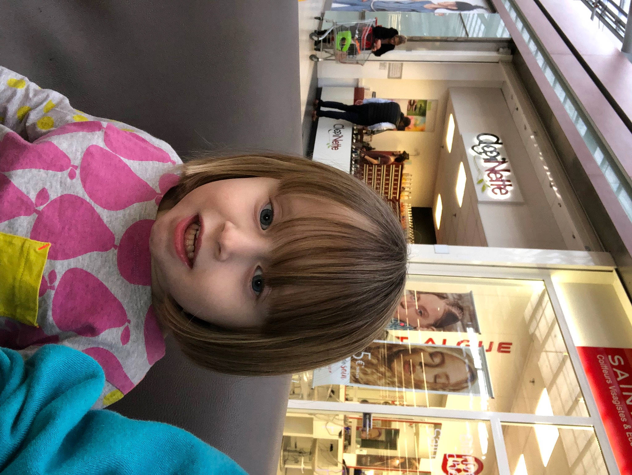 Laly participe au concours pour gagner de l'argent avec cette photo : child, customer, fun, happy, machine, person, retail, room, skin, smile, snapshot, toddler, tree, vacation