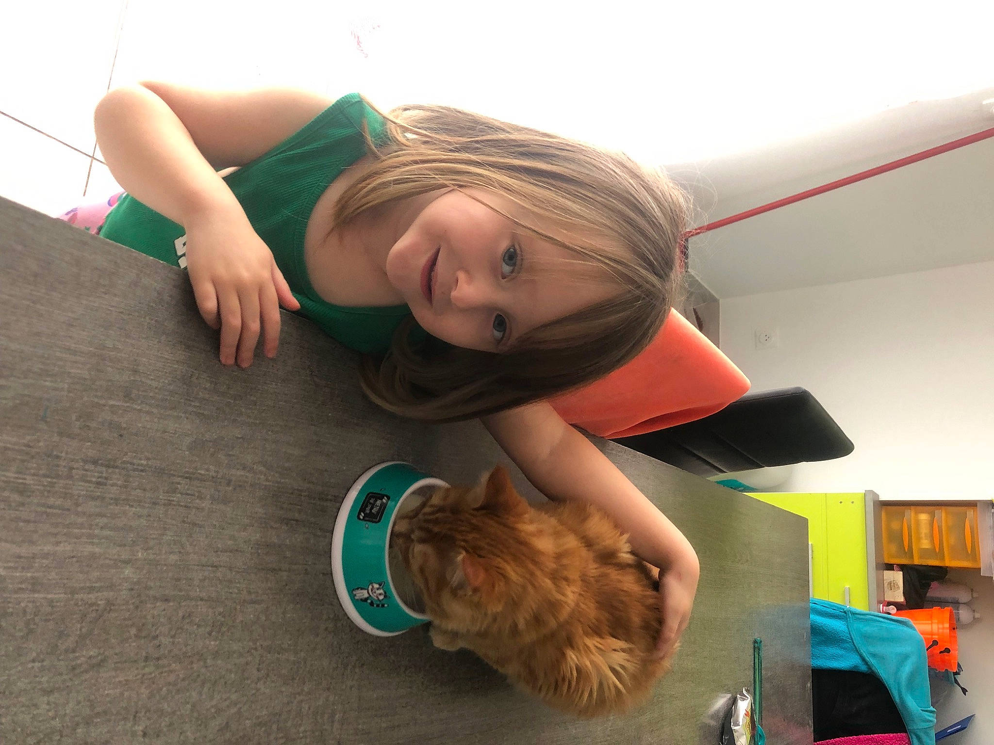 Laly participe au concours pour gagner de l'argent avec cette photo : bookcase, brown_hair, child, comfort, elbow, flooring, fun, happy, human_leg, joint, leisure, long_hair, person, room, shelf, shoulder, sitting, smile, t_shirt, thigh