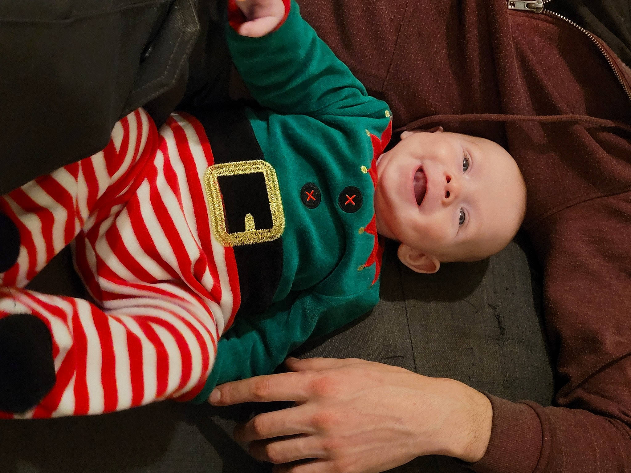 Florian a rejoint le concours — aidez-le/la à gagner de superbes lots ! baby, baby_toddler_clothing, carmine, child, comfort, elbow, fun, grass, green, hat, headgear, knee, lap, leg, person, sitting, skin, sleeve, smile, toddler