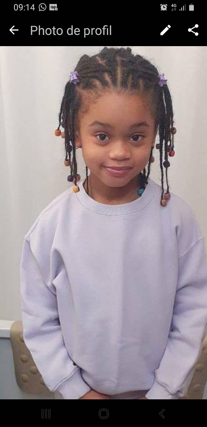 Shayana participe au concours pour gagner de l'argent avec cette photo : artificial_hair_integrations, audio_equipment, black_hair, braid, chin, cornrows, dreadlocks, earrings, eyelash, face, forehead, hair, head, jewellery, joy, long_hair, neck, person, pigtail, sleeve